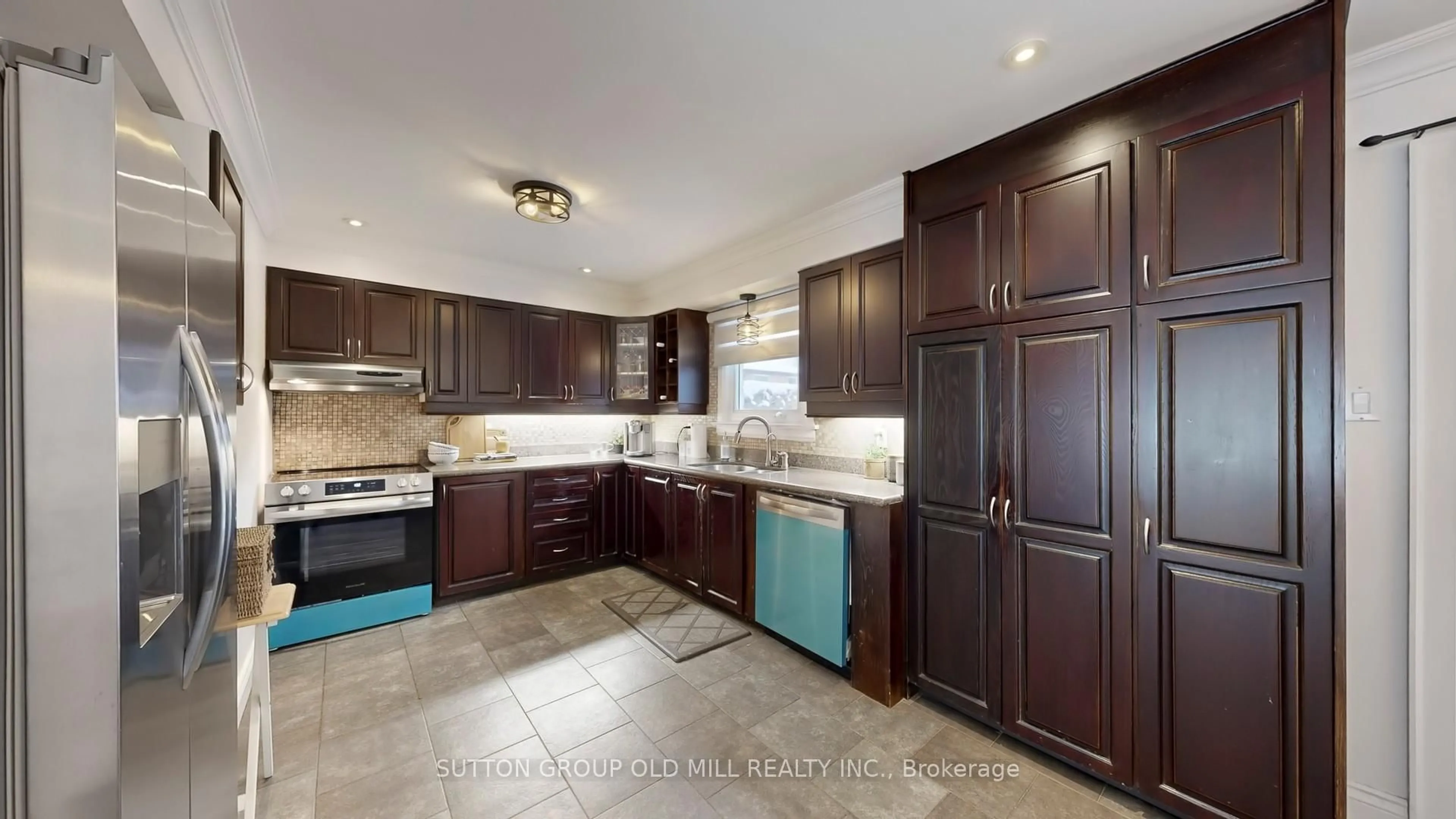Open concept kitchen, ceramic/tile floor for 20 Springburn Cres, Aurora Ontario L4G 3P5