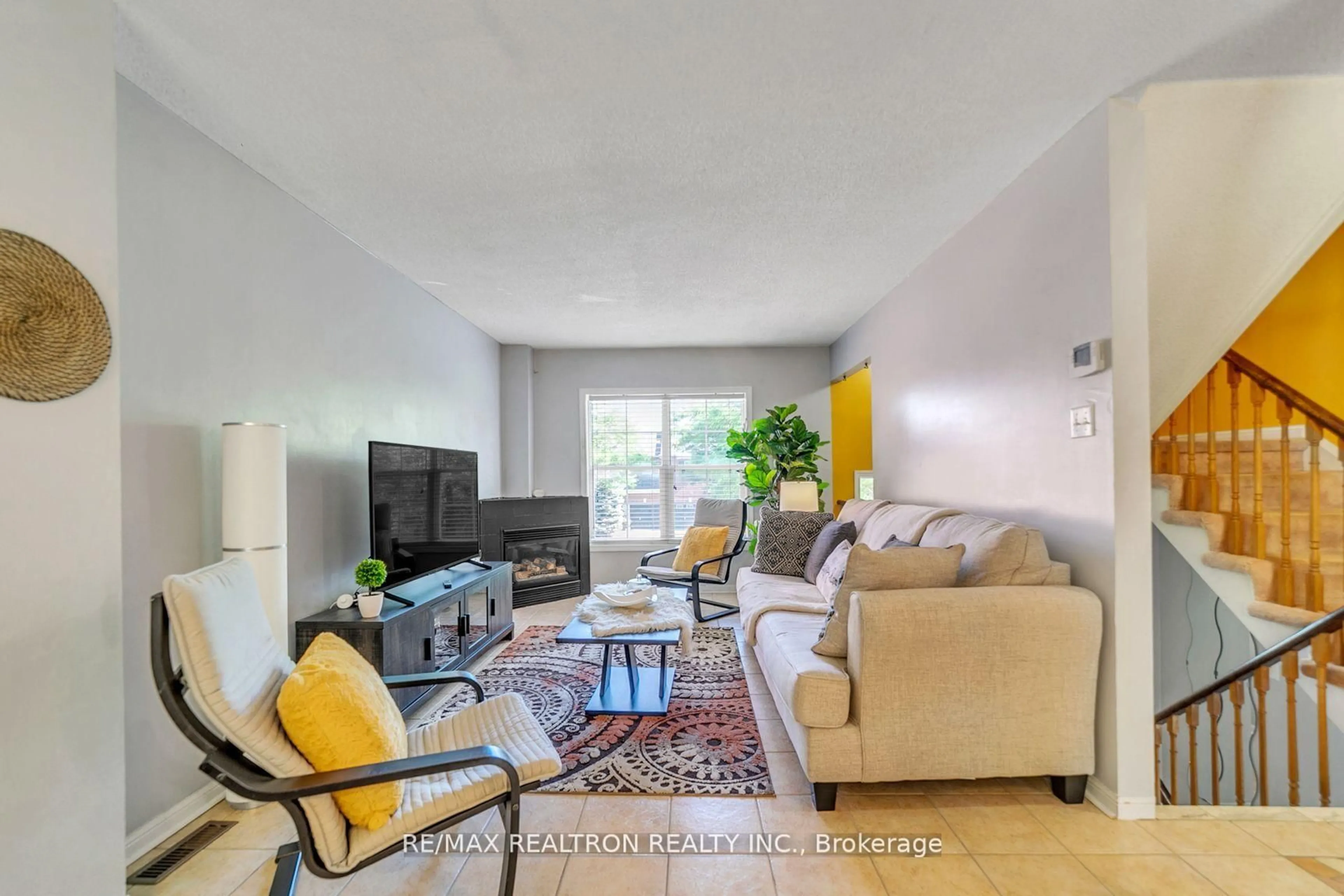 Living room with furniture, unknown for 541 Bondi Ave, Newmarket Ontario L3Y 8R5