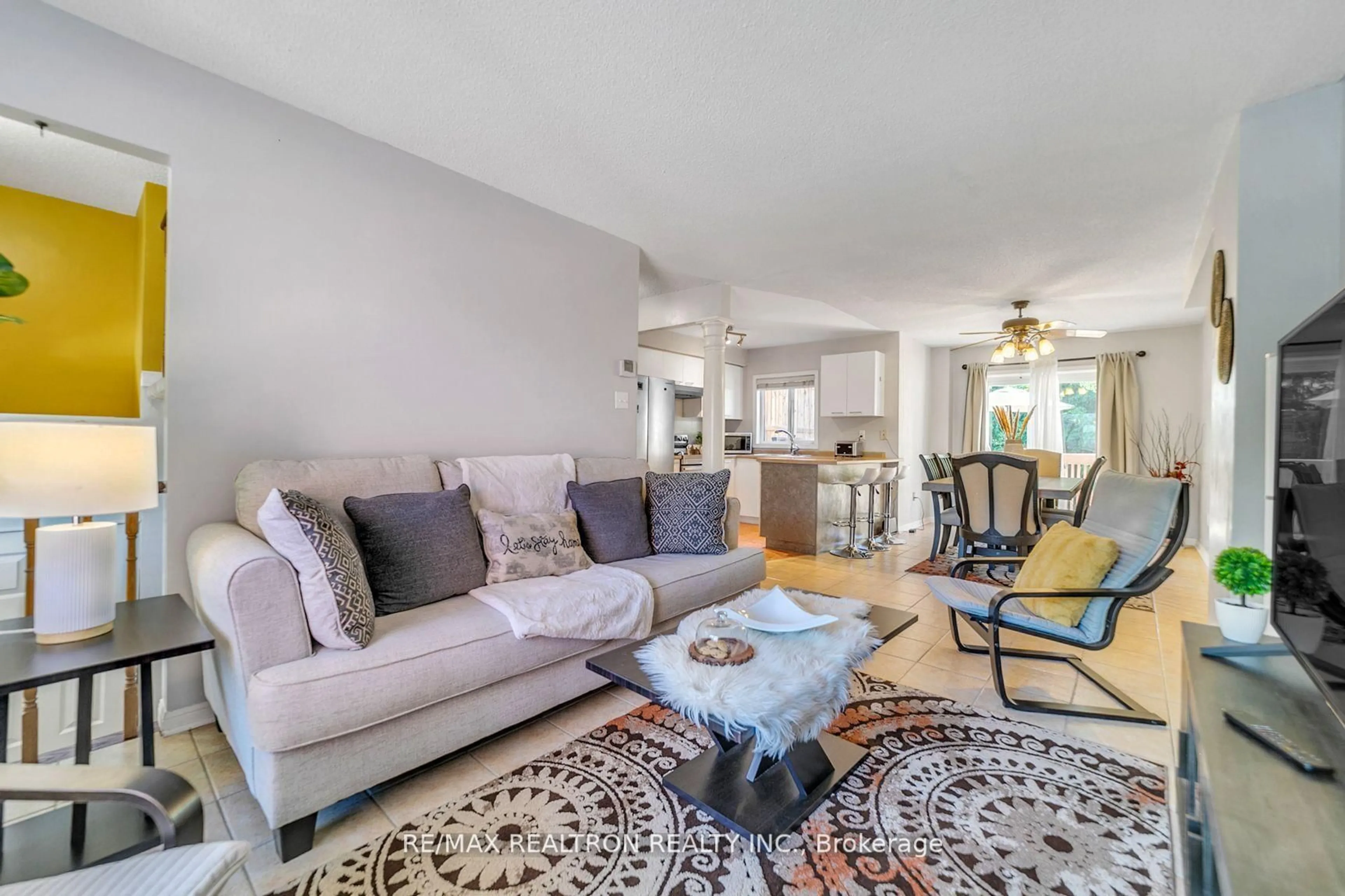 Living room with furniture, unknown for 541 Bondi Ave, Newmarket Ontario L3Y 8R5