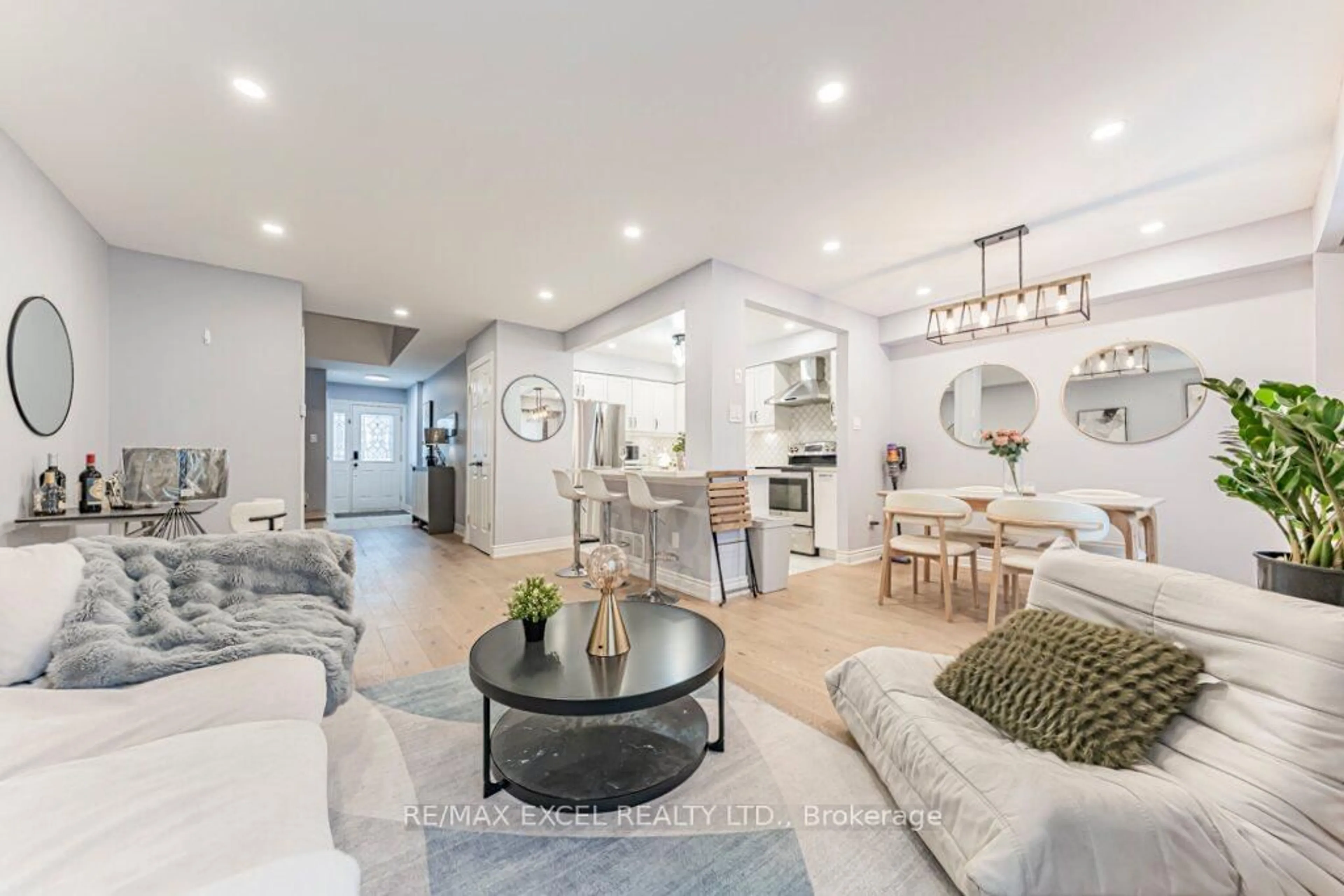 Living room with furniture, unknown for 15 Knightsbridge Way, Markham Ontario L3P 3W4