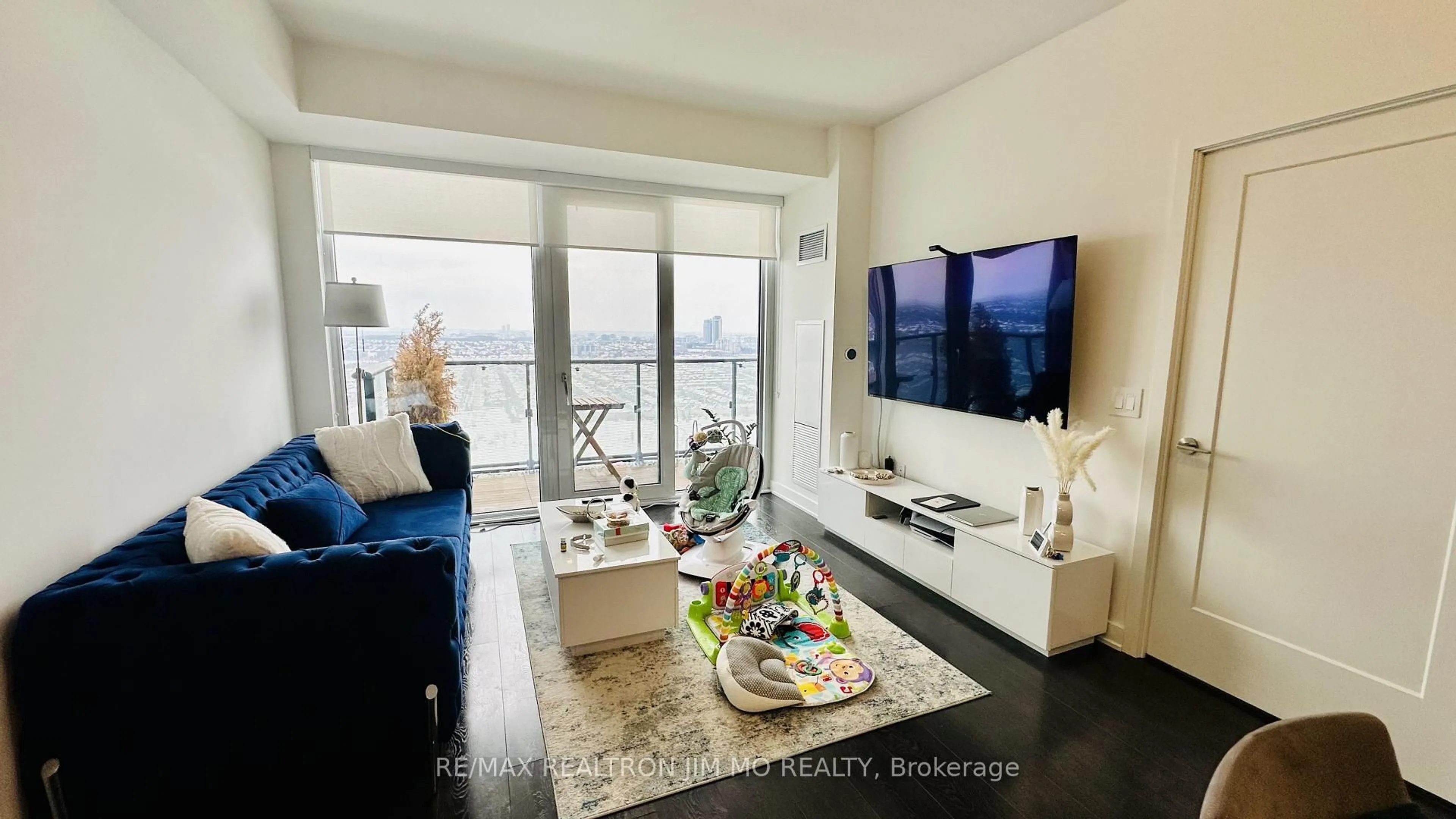 Living room with furniture, wood/laminate floor for 105 Oneida Cres #2506, Richmond Hill Ontario L4B 0H6