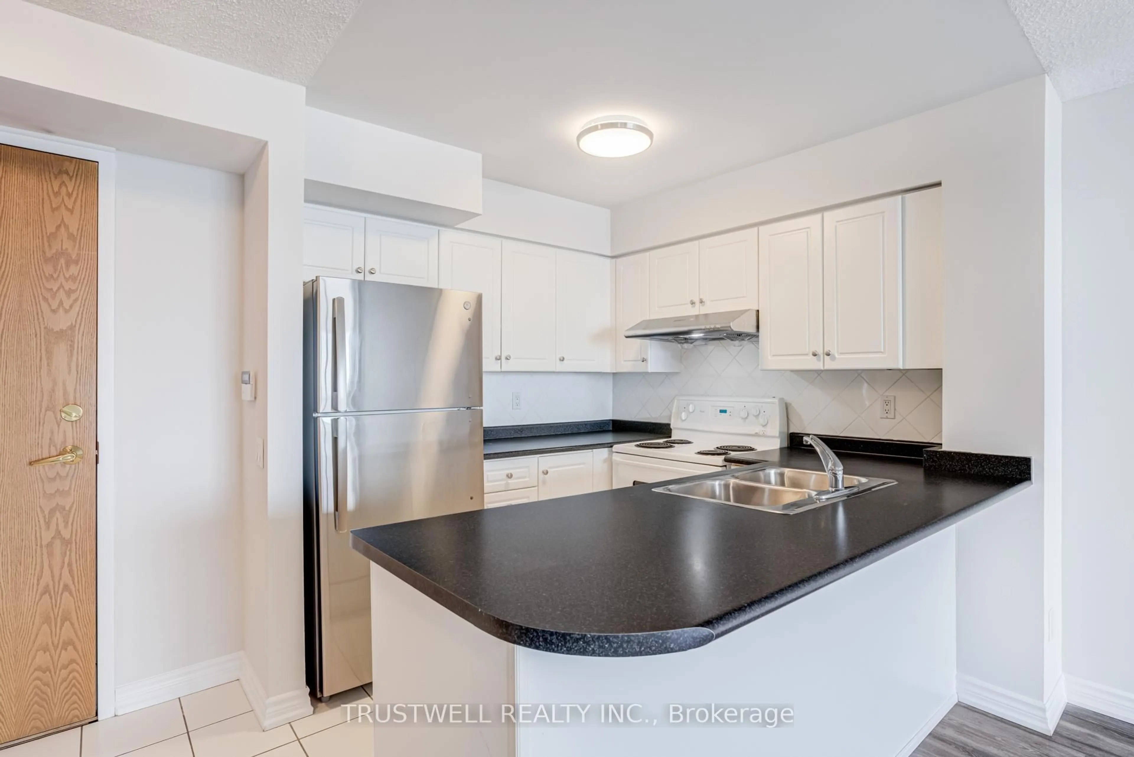 Standard kitchen, unknown for 9 Northern Heights Dr #1206, Richmond Hill Ontario L4B 4M5