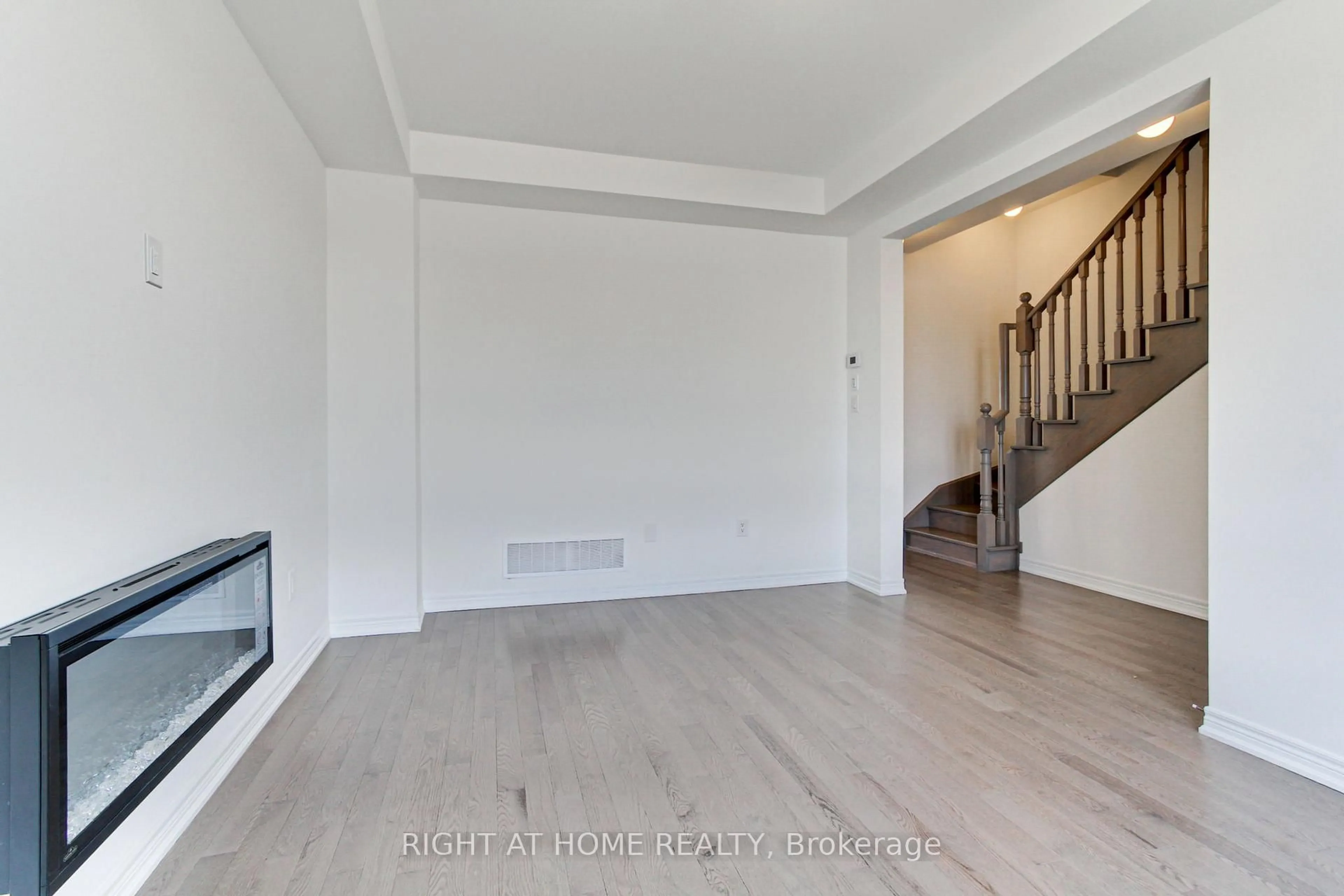 A pic of a room for 10173 Huntington Rd, Vaughan Ontario L4H 5J5