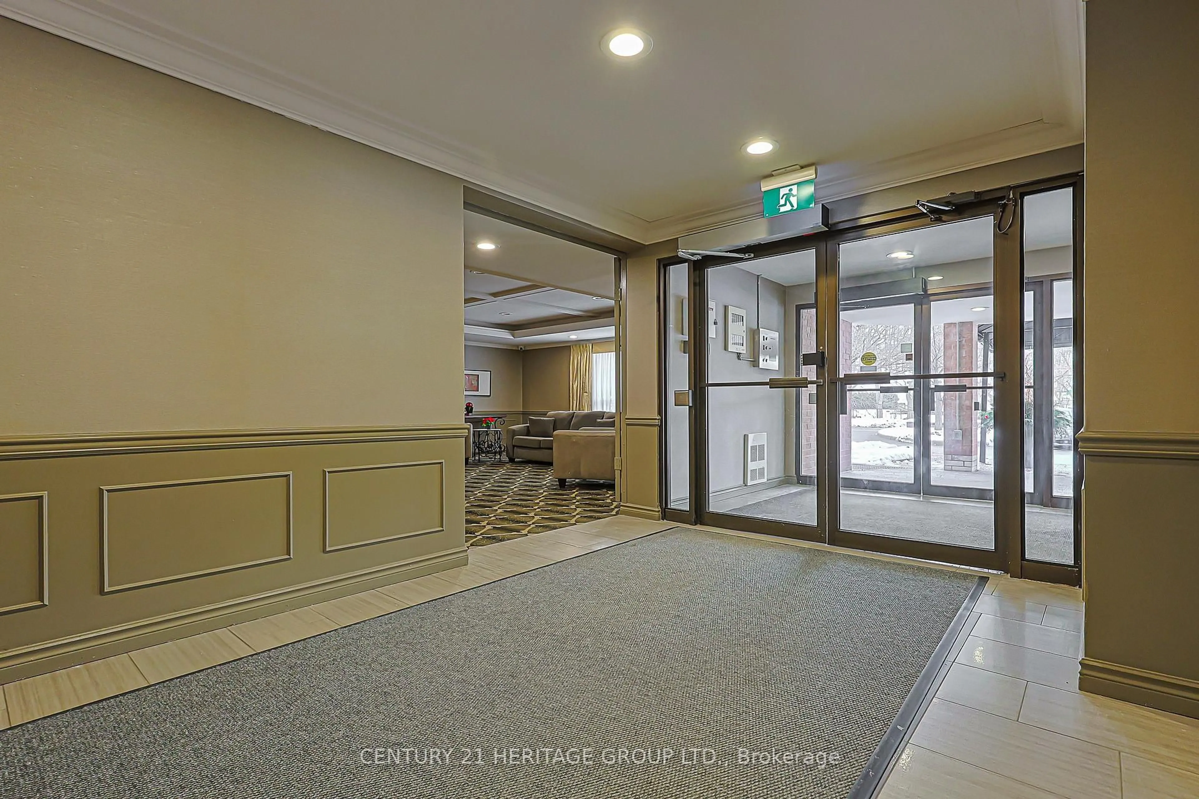 Indoor foyer for 155 Main St #227, Newmarket Ontario L3Y 8C2