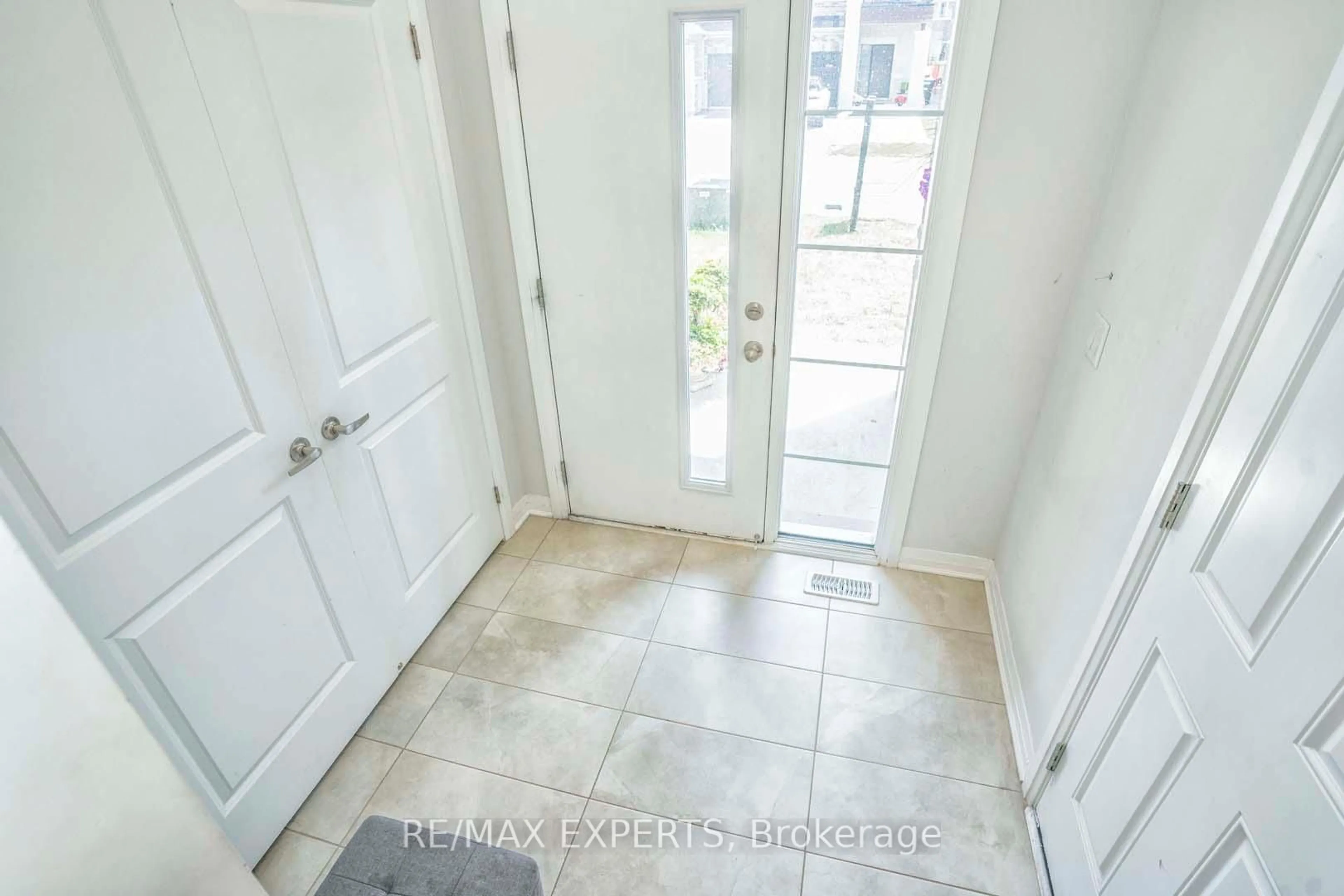 Indoor entryway for 54 Landolfi Way, Bradford West Gwillimbury Ontario L3Z 4L7