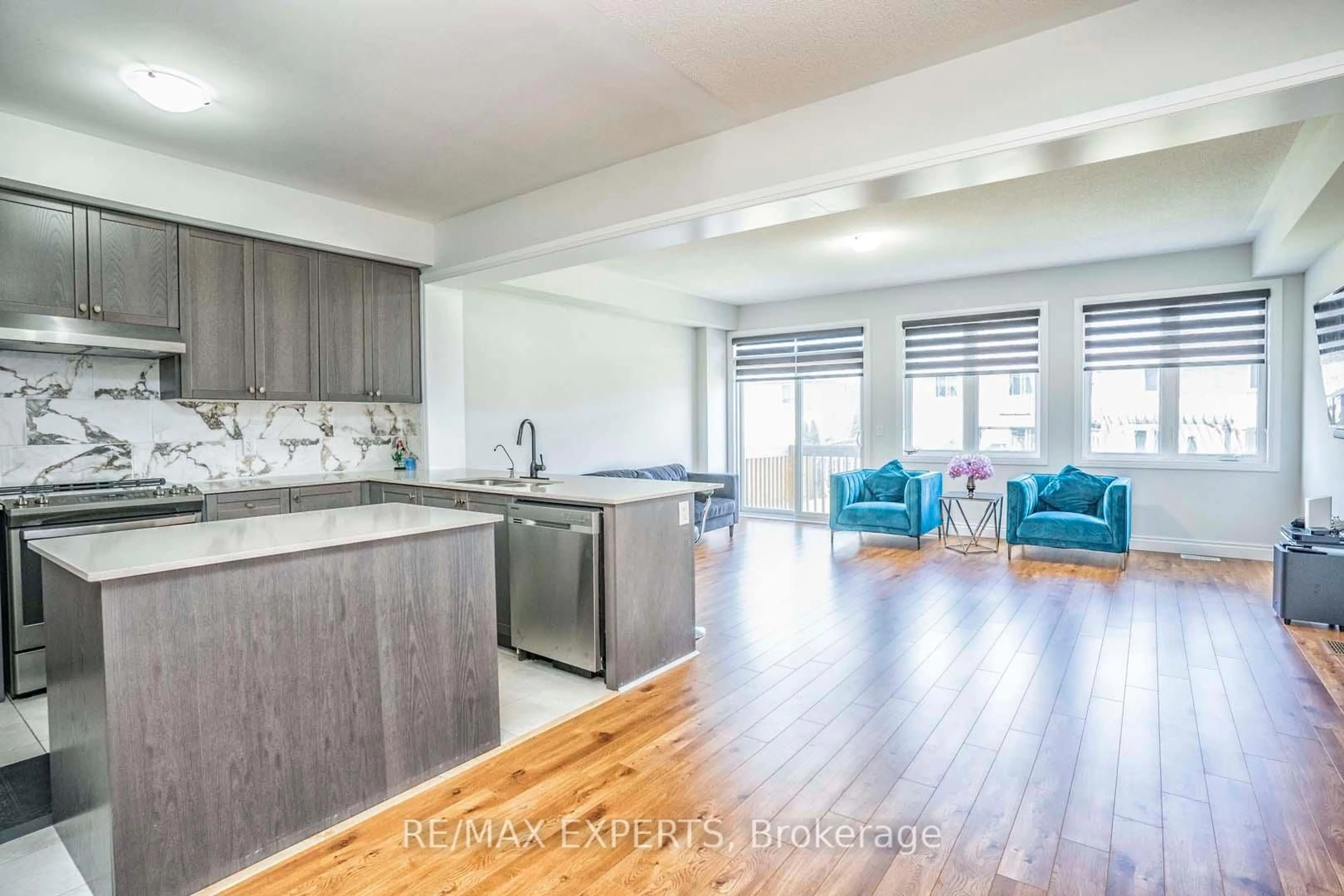 Open concept kitchen, wood/laminate floor for 54 Landolfi Way, Bradford West Gwillimbury Ontario L3Z 4L7