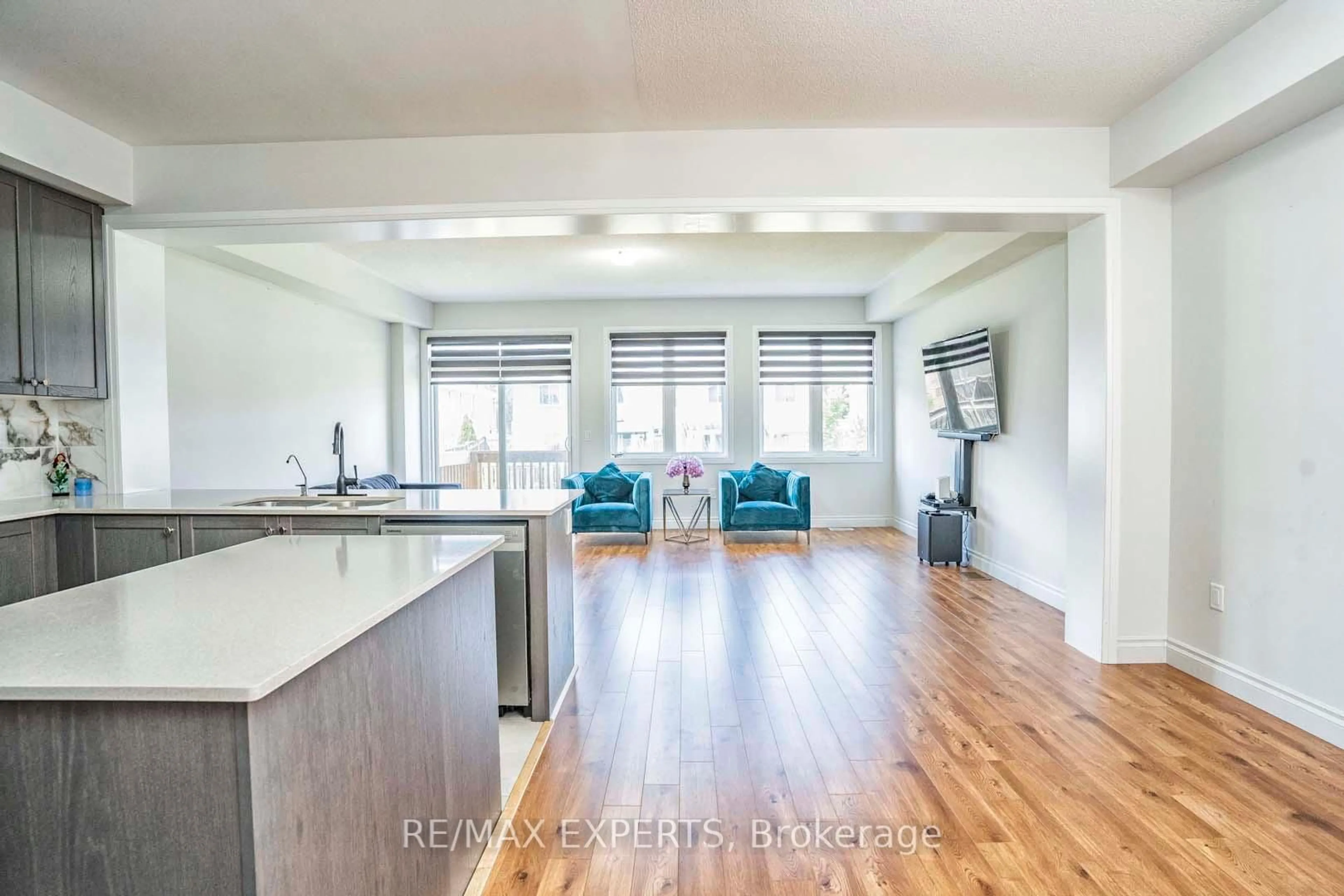 Open concept kitchen, wood/laminate floor for 54 Landolfi Way, Bradford West Gwillimbury Ontario L3Z 4L7