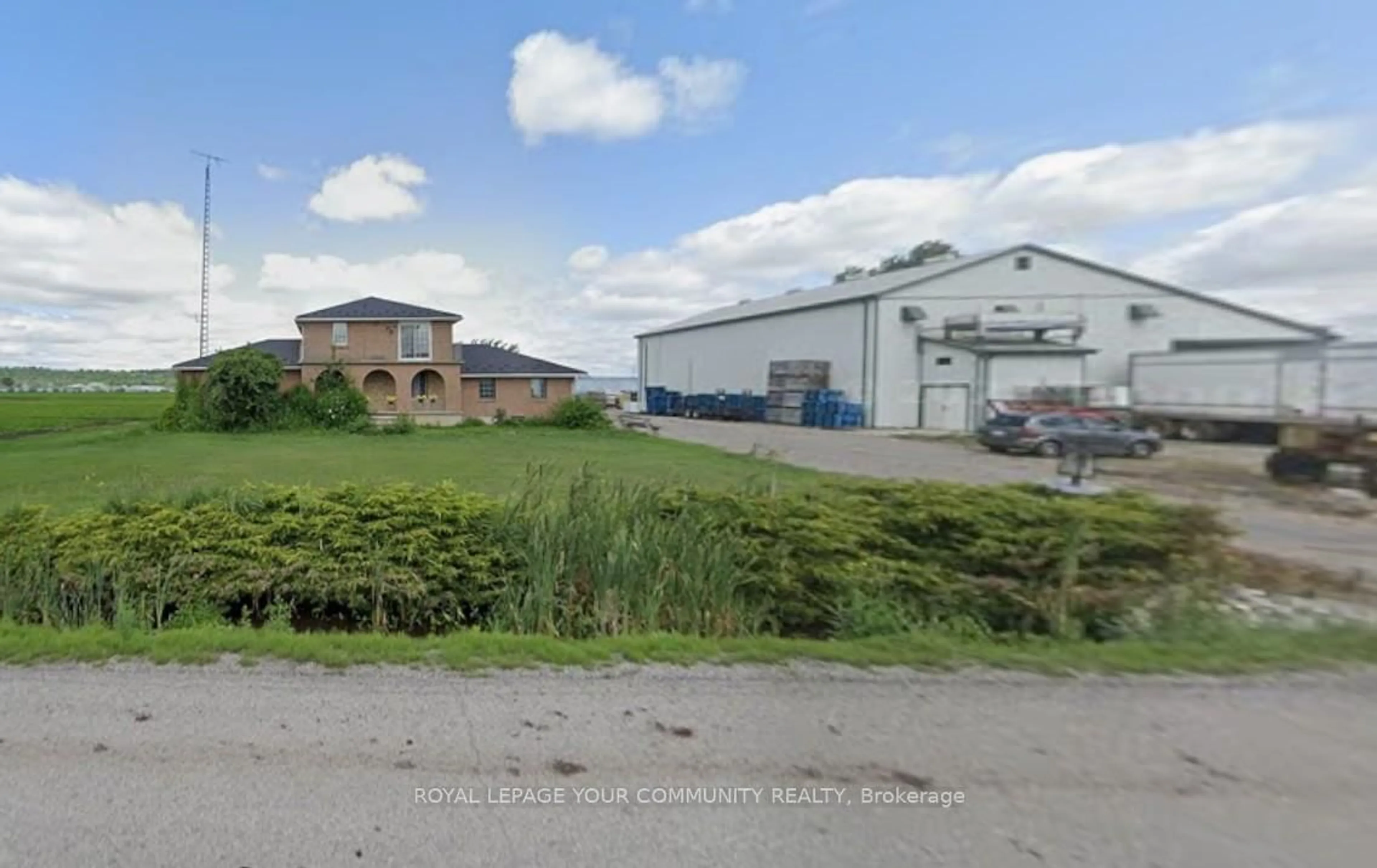 A pic from outside/outdoor area/front of a property/back of a property/a pic from drone, building for 200 Edward Ave, King Ontario L3Y 4V9