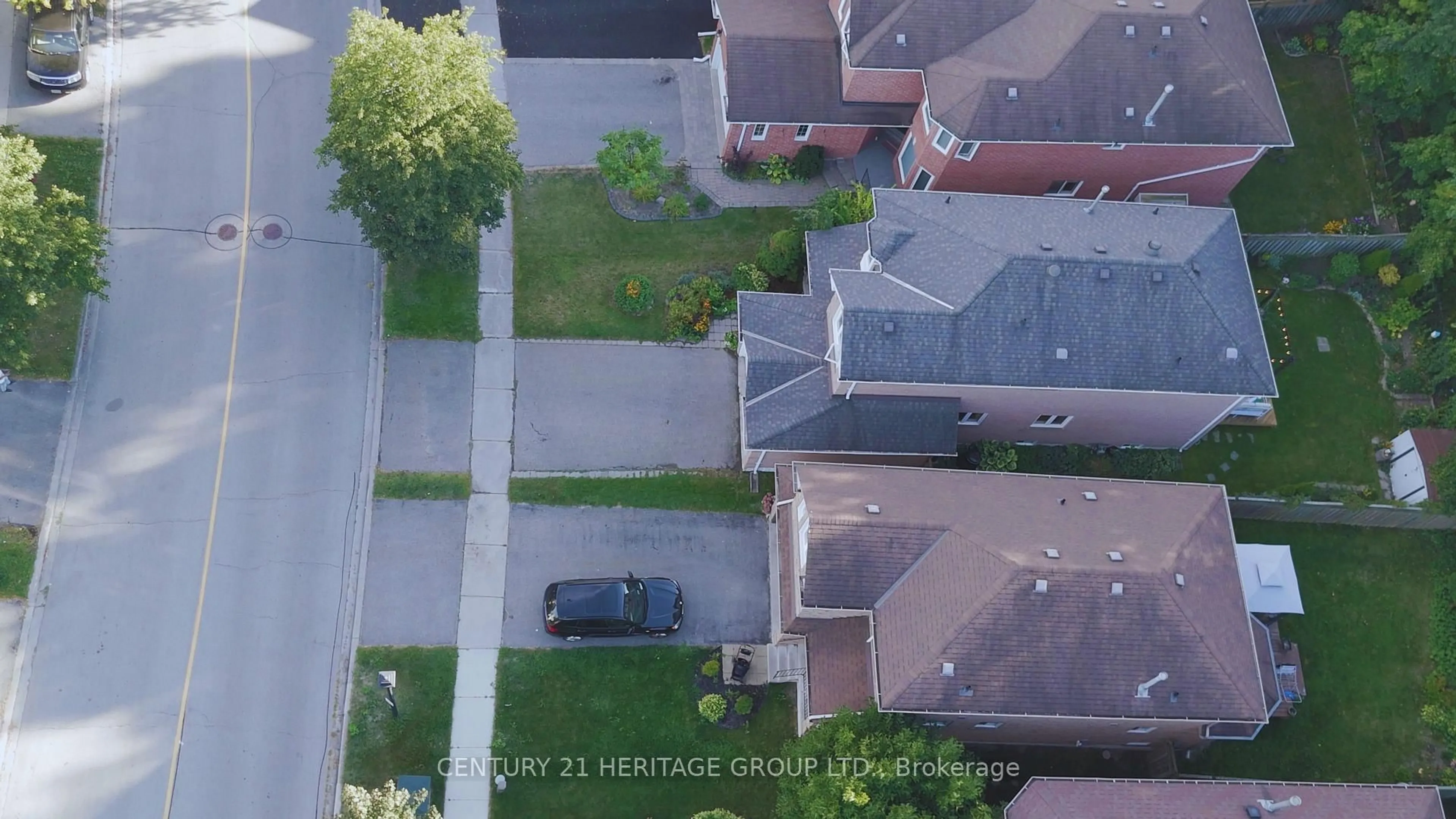 A pic from outside/outdoor area/front of a property/back of a property/a pic from drone, city buildings view from balcony for 398 Carruthers Ave, Newmarket Ontario L3X 2C1