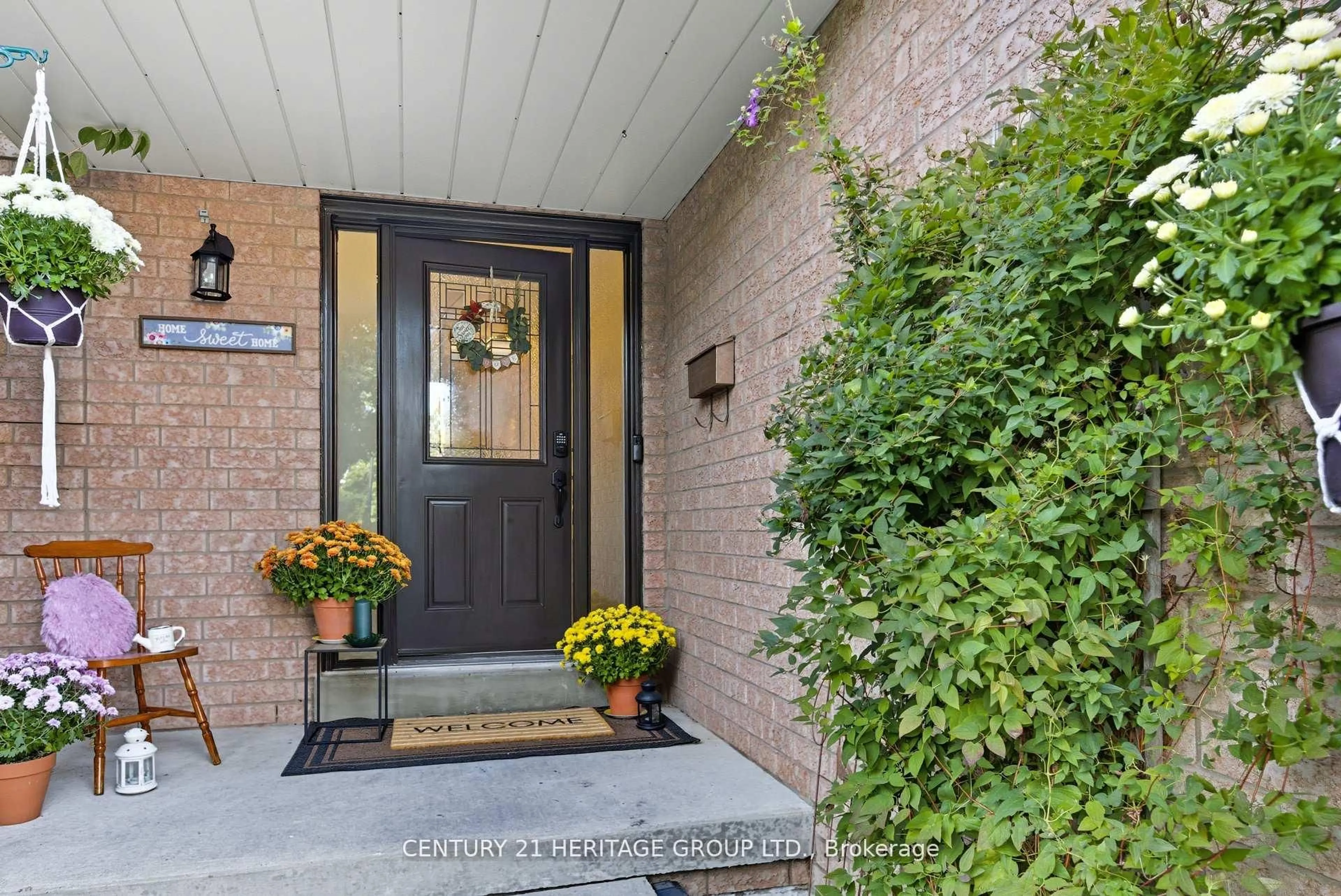 Indoor entryway for 398 Carruthers Ave, Newmarket Ontario L3X 2C1