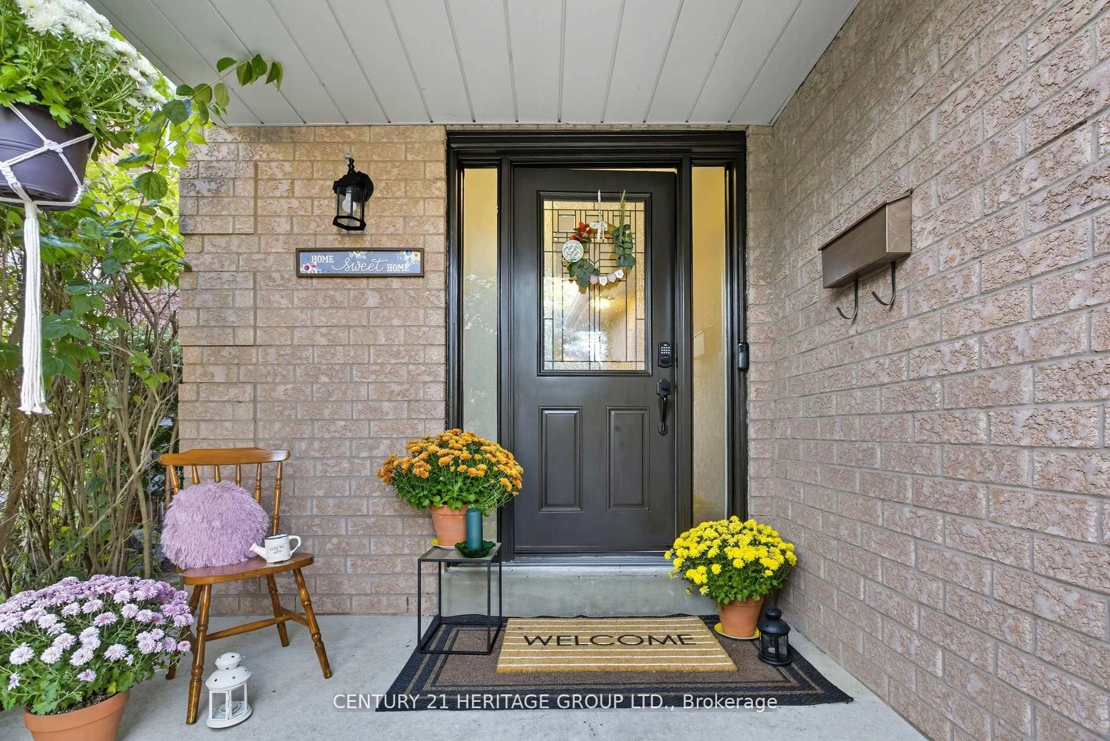 Indoor entryway for 398 Carruthers Ave, Newmarket Ontario L3X 2C1