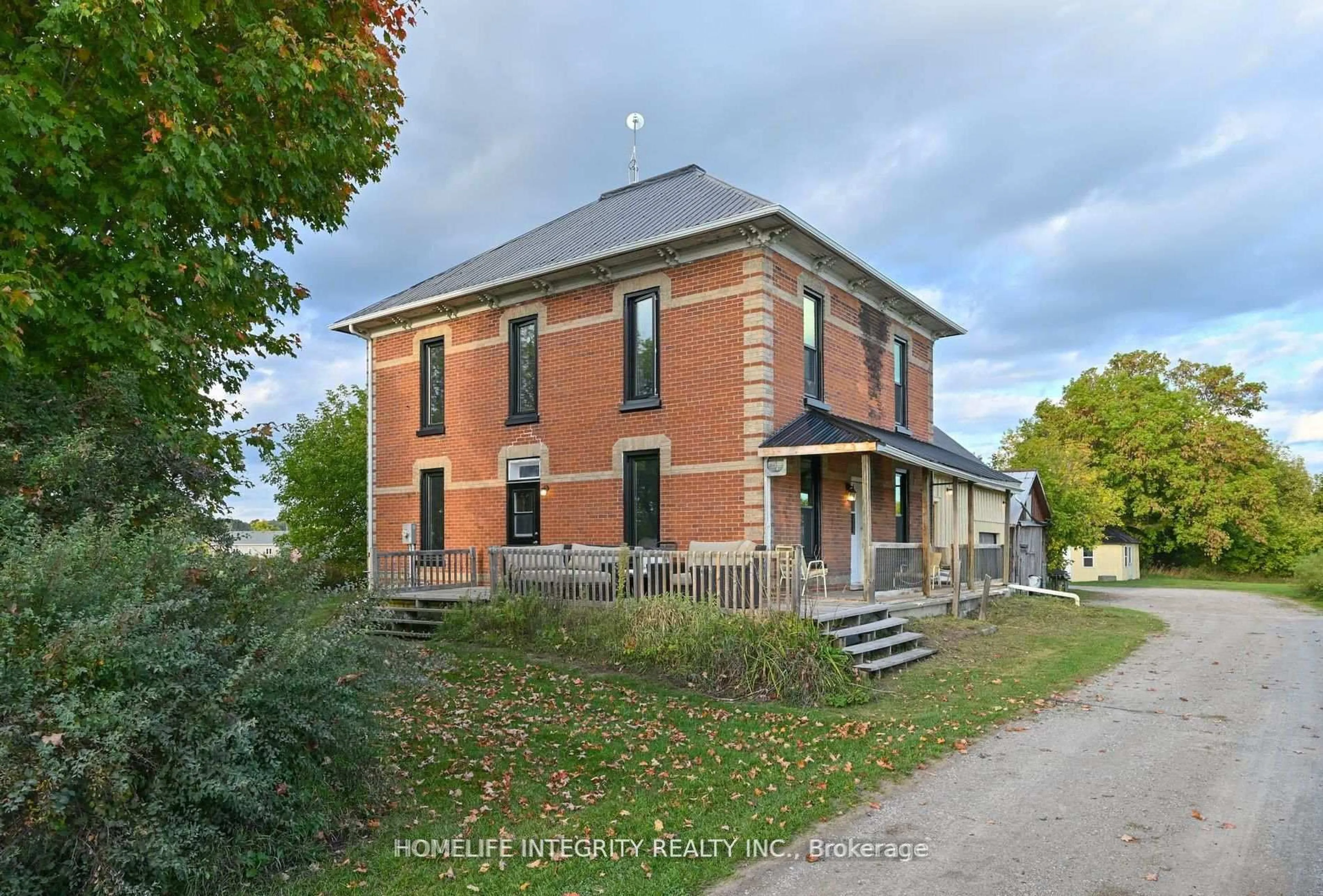 A pic from outside/outdoor area/front of a property/back of a property/a pic from drone, building for 995305 Mono Adjala Townline, Adjala-Tosorontio Ontario L9R 1V1