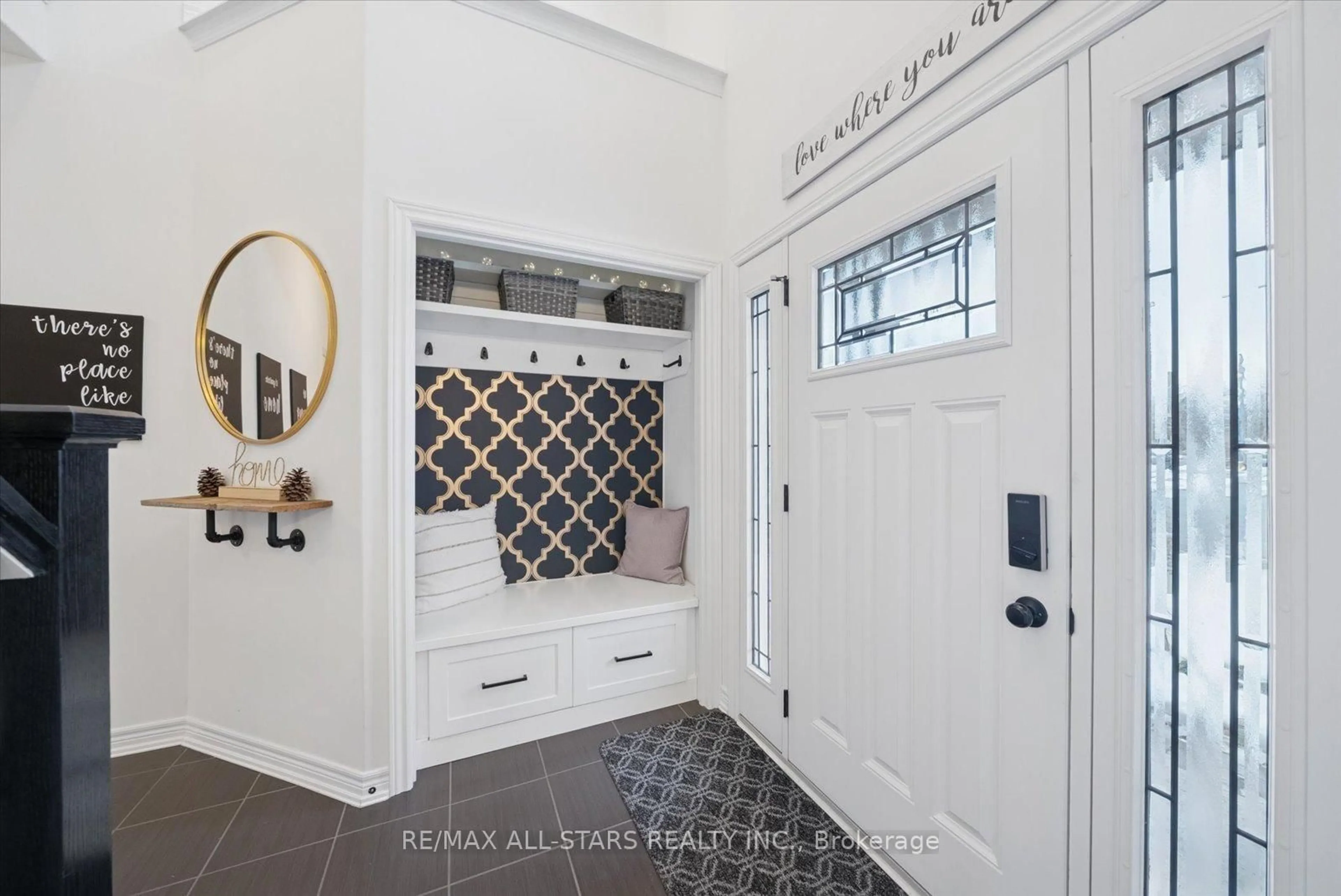 Indoor entryway for 20 Carleton Tr, New Tecumseth Ontario L0G 1A0