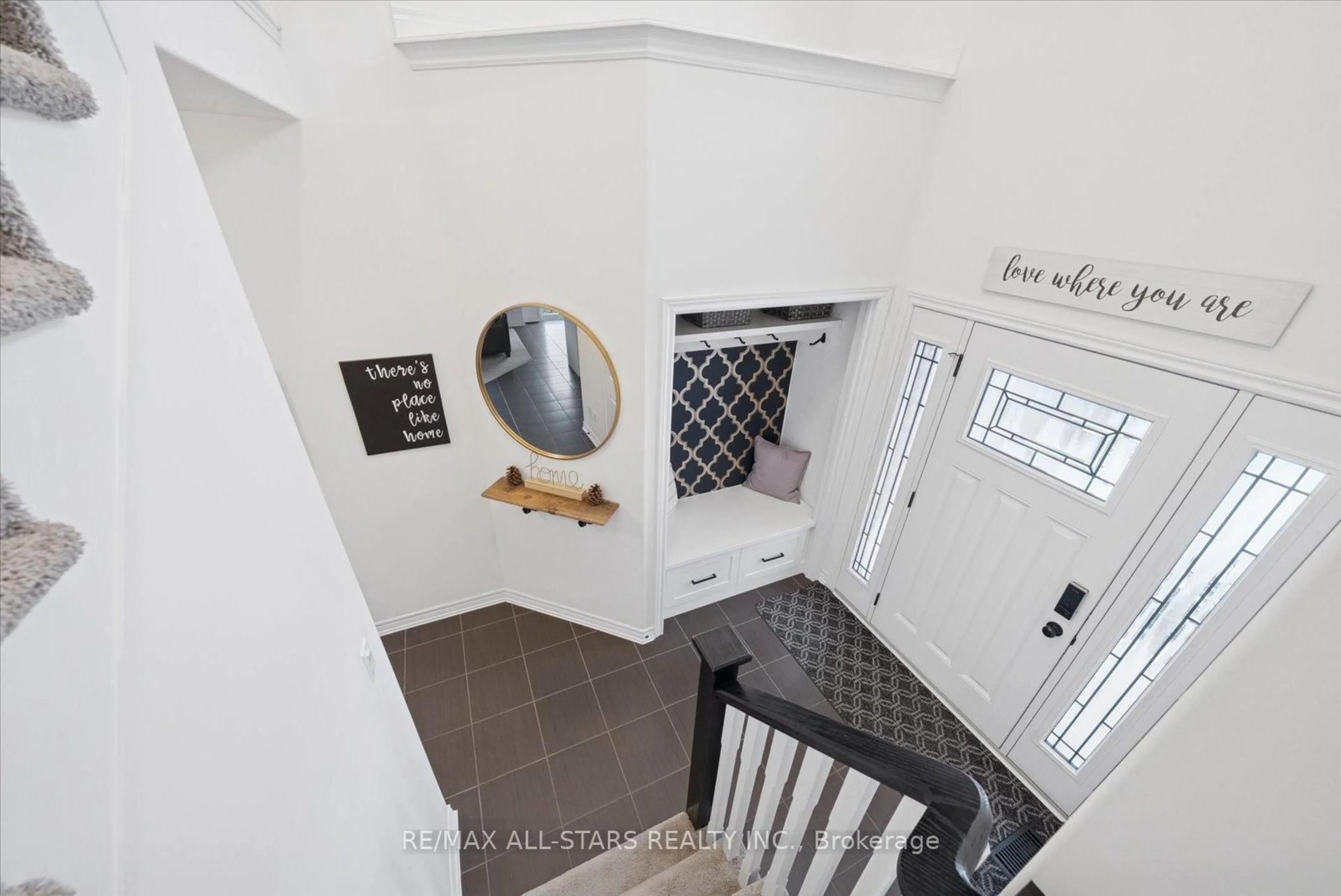 Indoor entryway for 20 Carleton Tr, New Tecumseth Ontario L0G 1A0