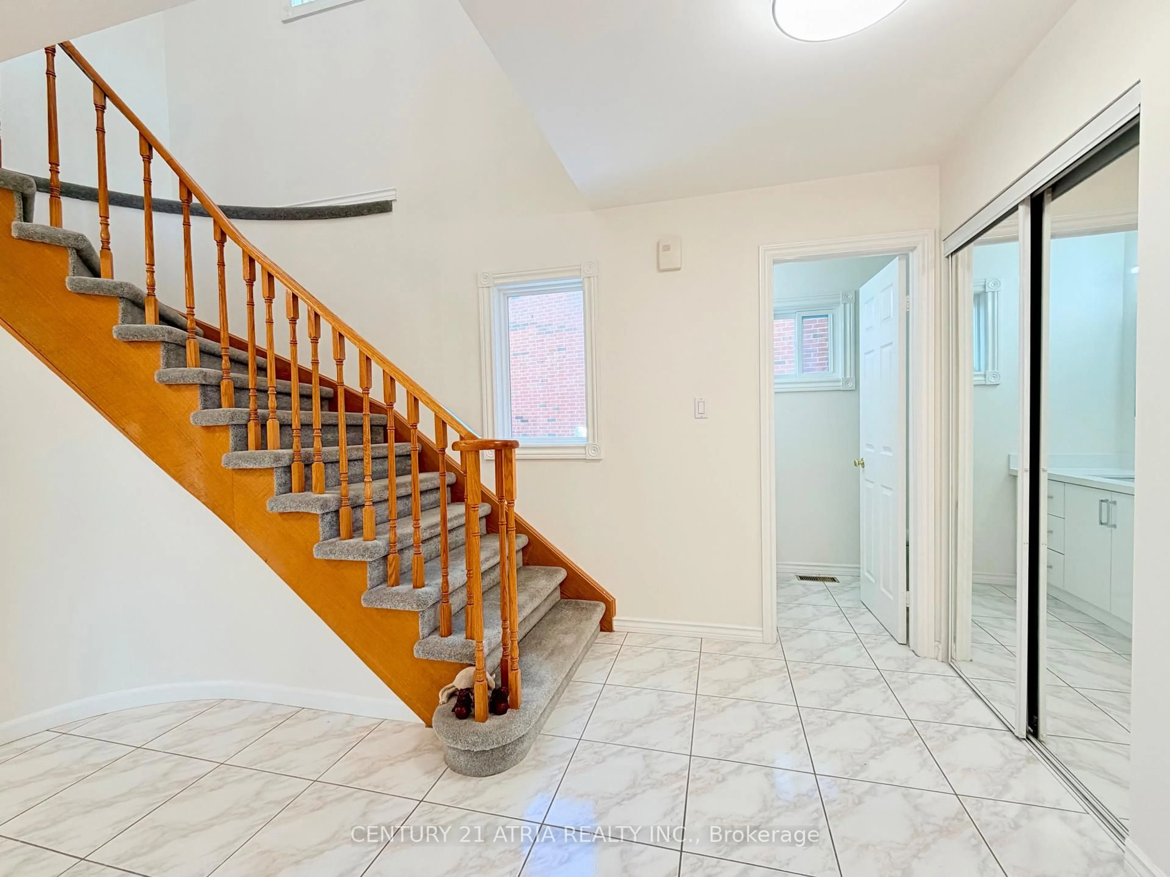Indoor foyer for 72 Bendamere Cres, Markham Ontario L3P 6X8