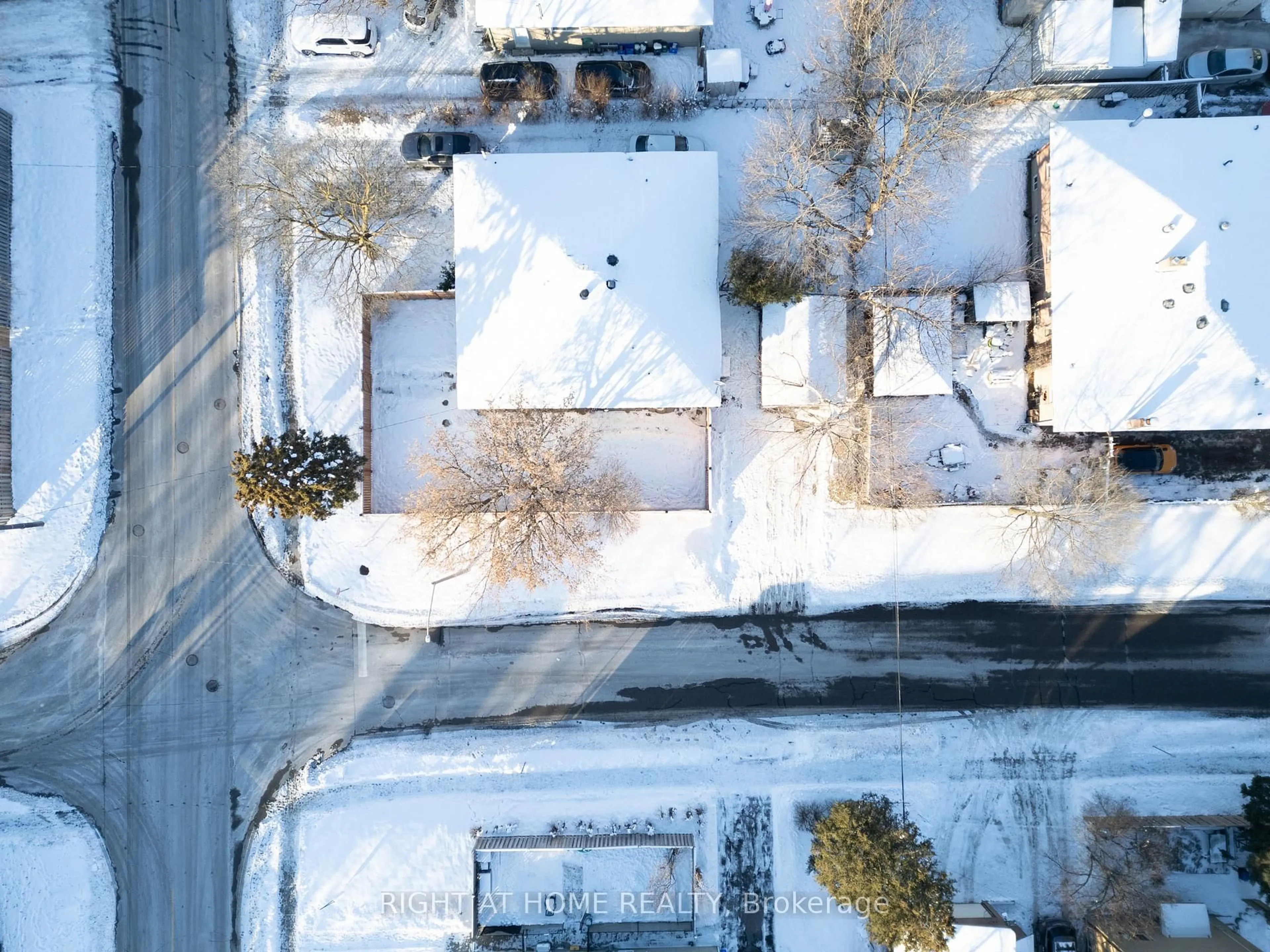 A pic from outside/outdoor area/front of a property/back of a property/a pic from drone, street for 303 Blue Grass Blvd, Richmond Hill Ontario L4C 3H3