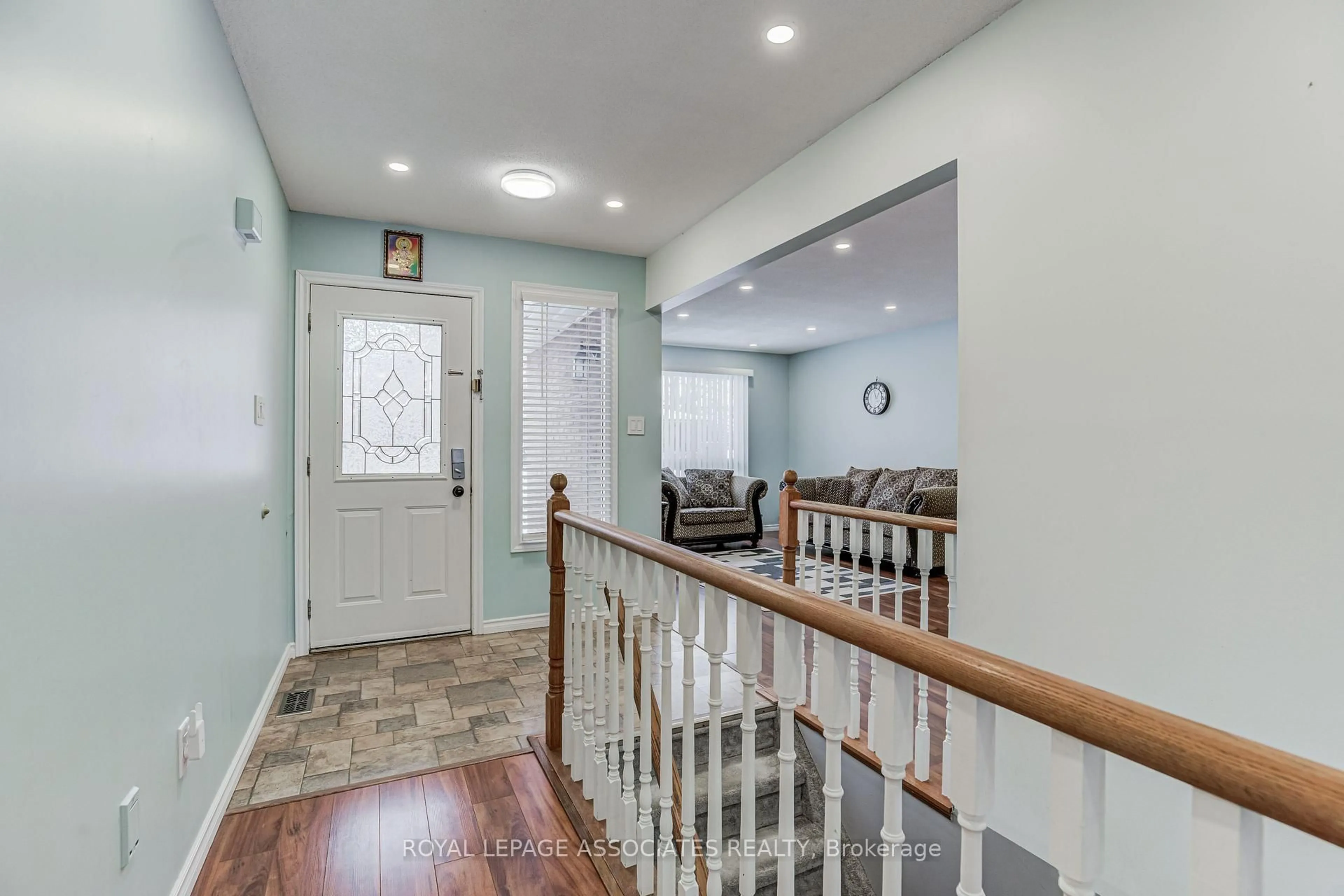 Indoor entryway for 130 Cunningham Dr, New Tecumseth Ontario L9R 1C4