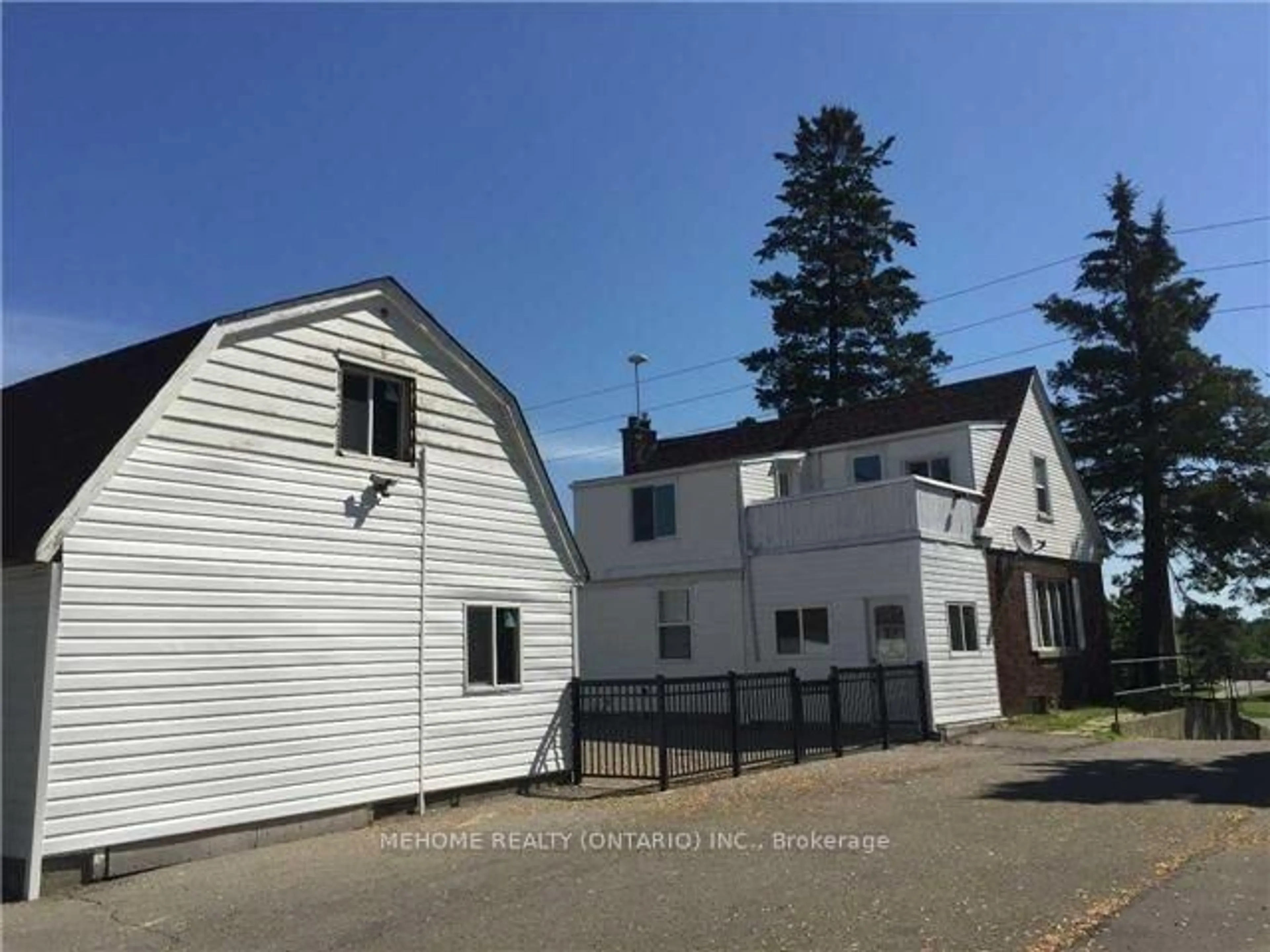 A pic from outside/outdoor area/front of a property/back of a property/a pic from drone, unknown for 11960 Yonge St, Richmond Hill Ontario L4E 3N6