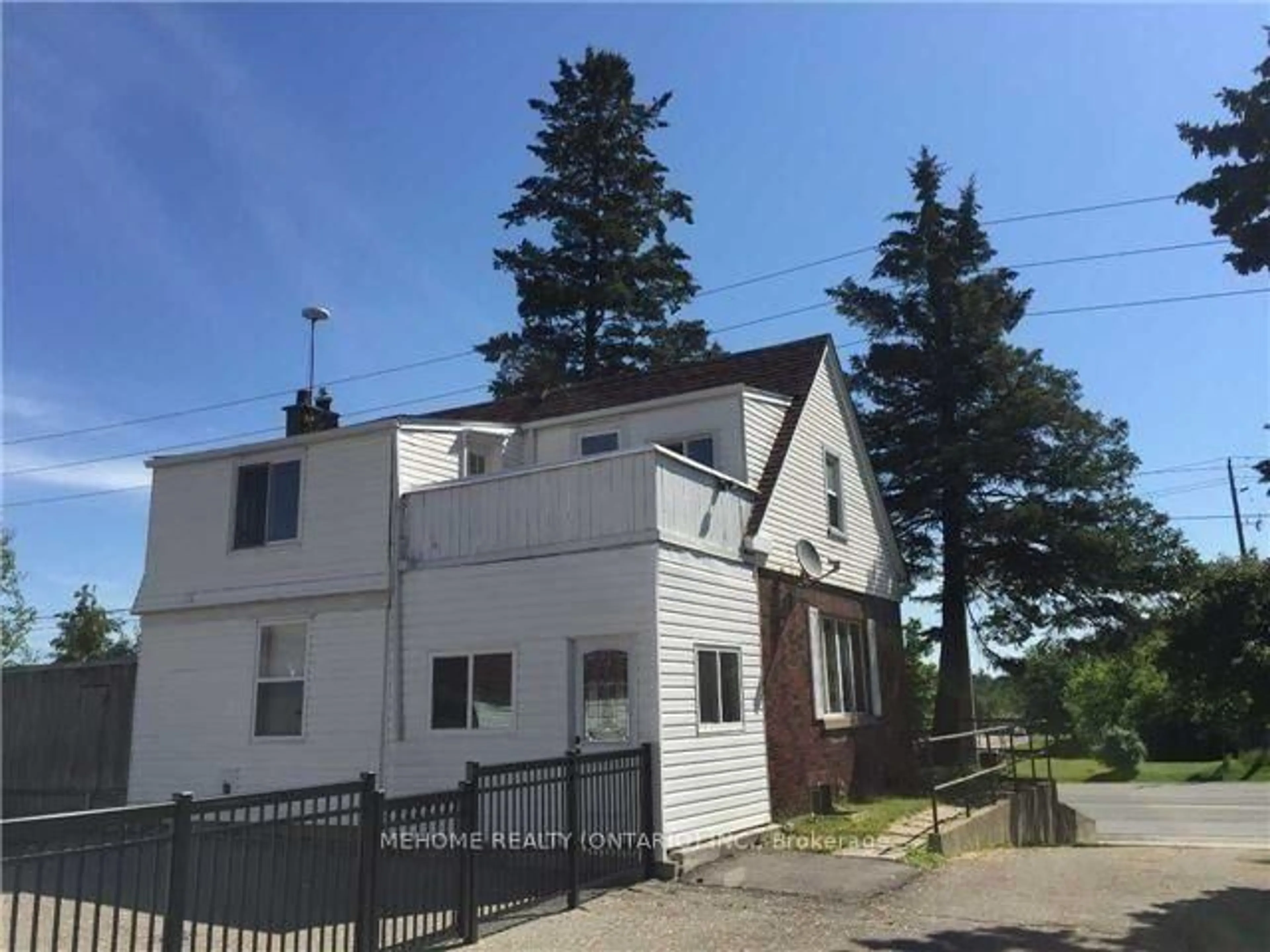 A pic from outside/outdoor area/front of a property/back of a property/a pic from drone, street for 11960 Yonge St, Richmond Hill Ontario L4E 3N6