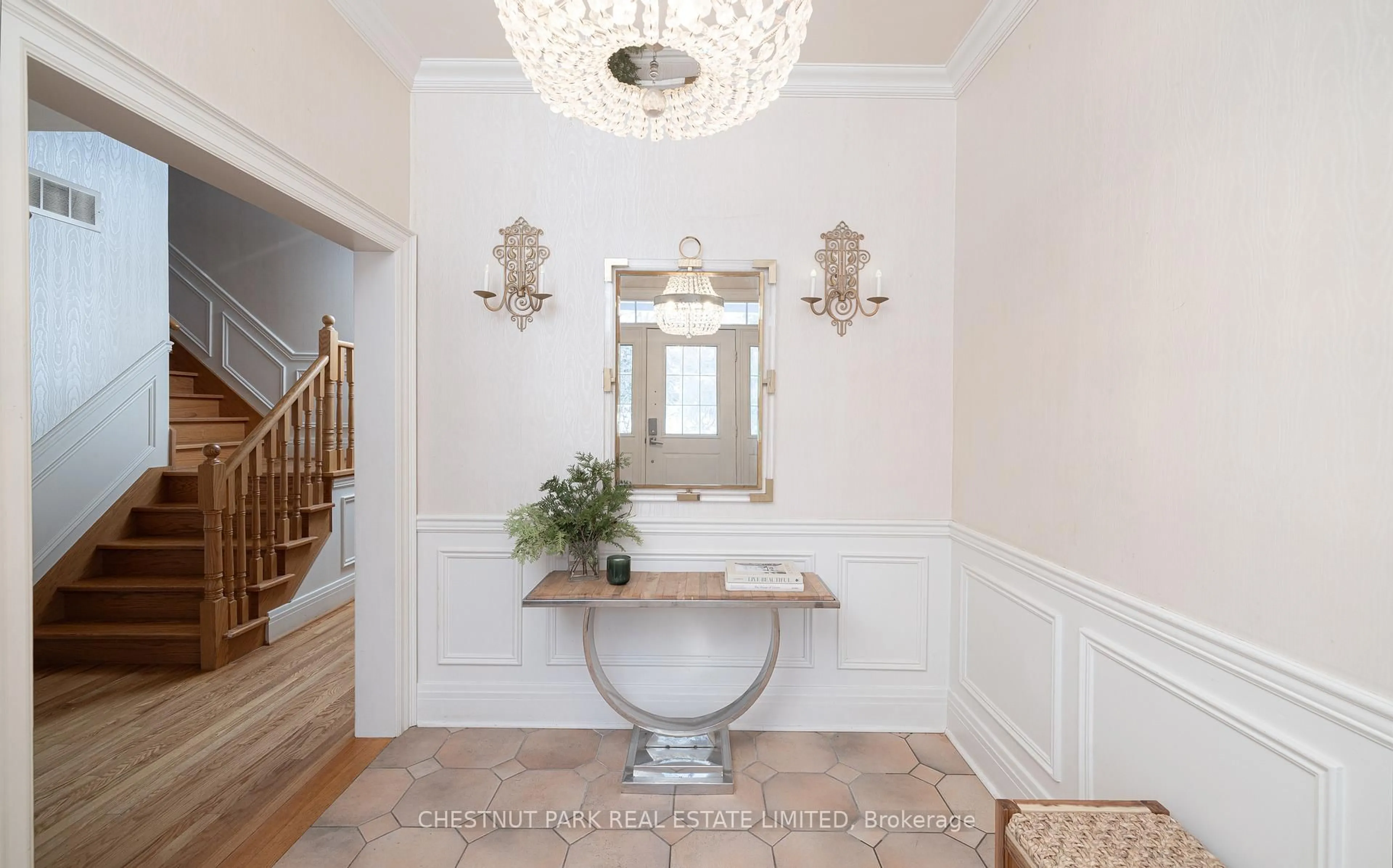 Indoor entryway for 21455 Warden Ave, East Gwillimbury Ontario L0G 1R0