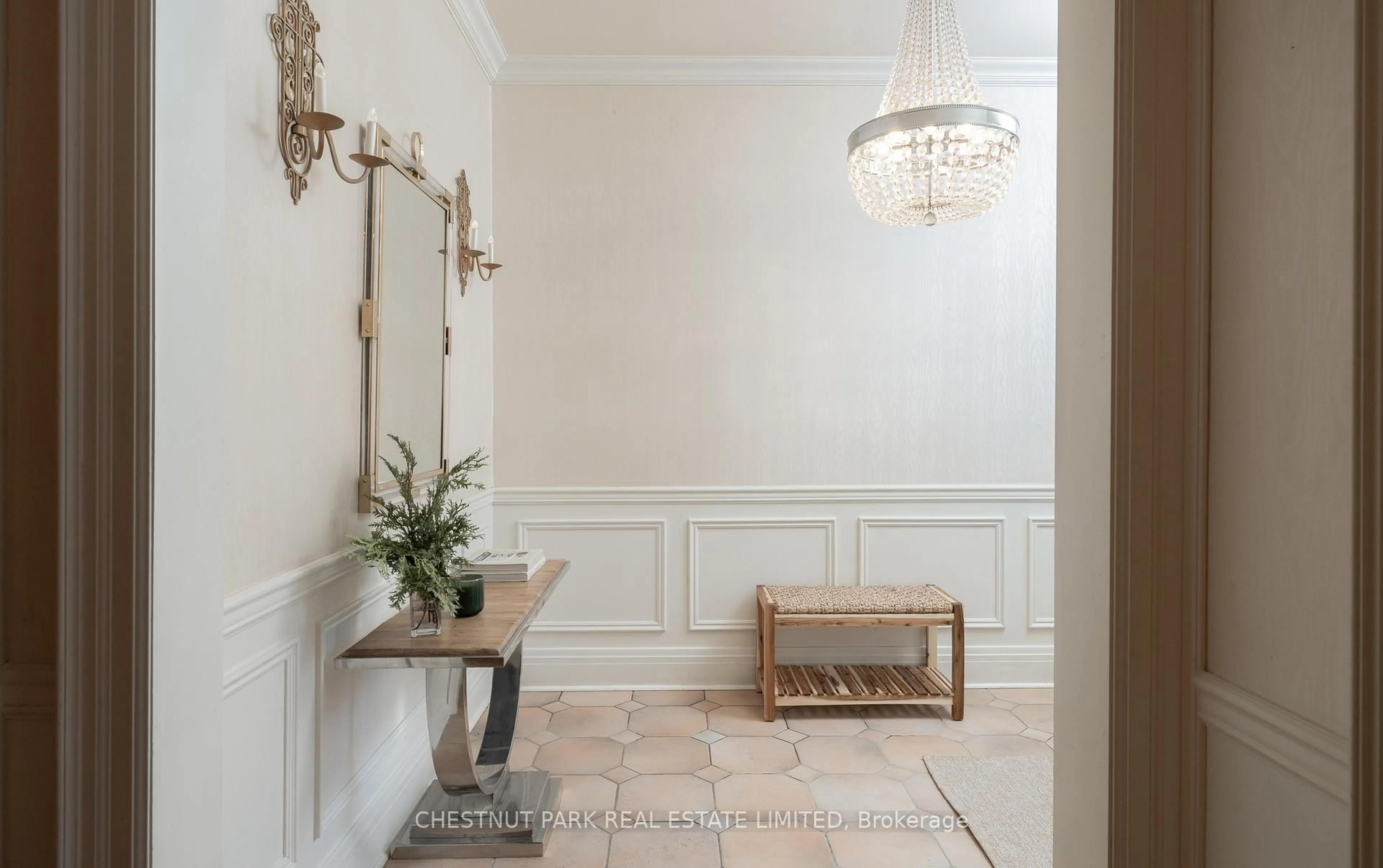 Indoor entryway for 21455 Warden Ave, East Gwillimbury Ontario L0G 1R0