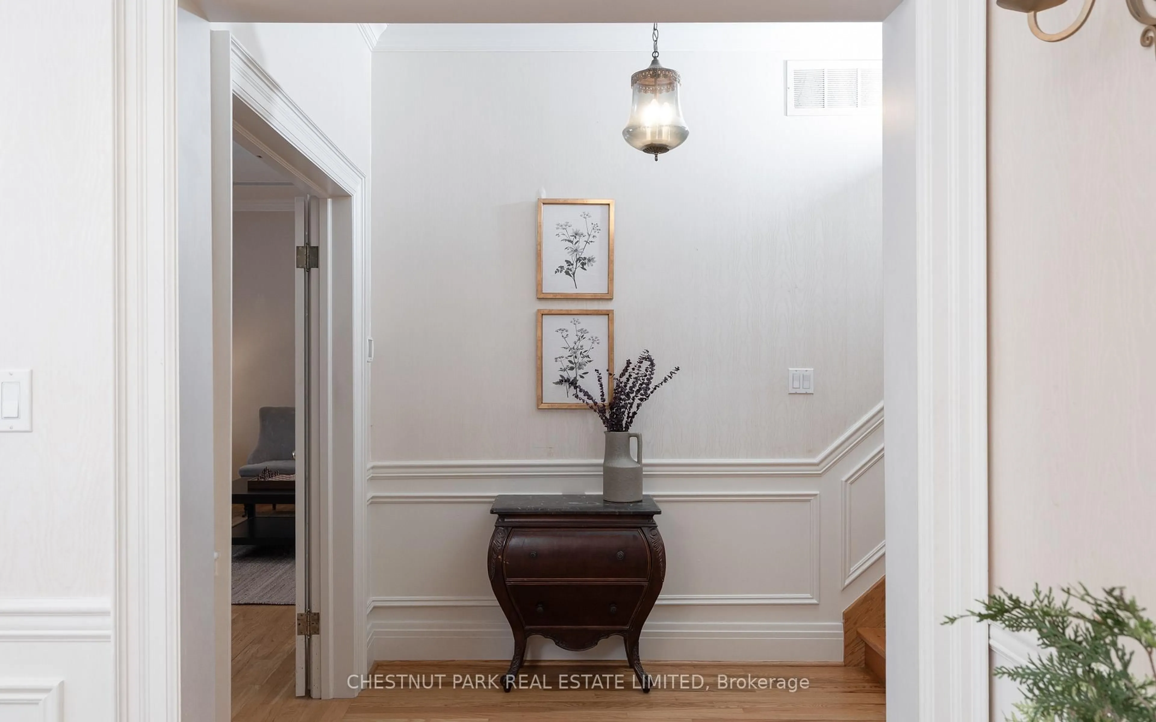 Indoor entryway for 21455 Warden Ave, East Gwillimbury Ontario L0G 1R0