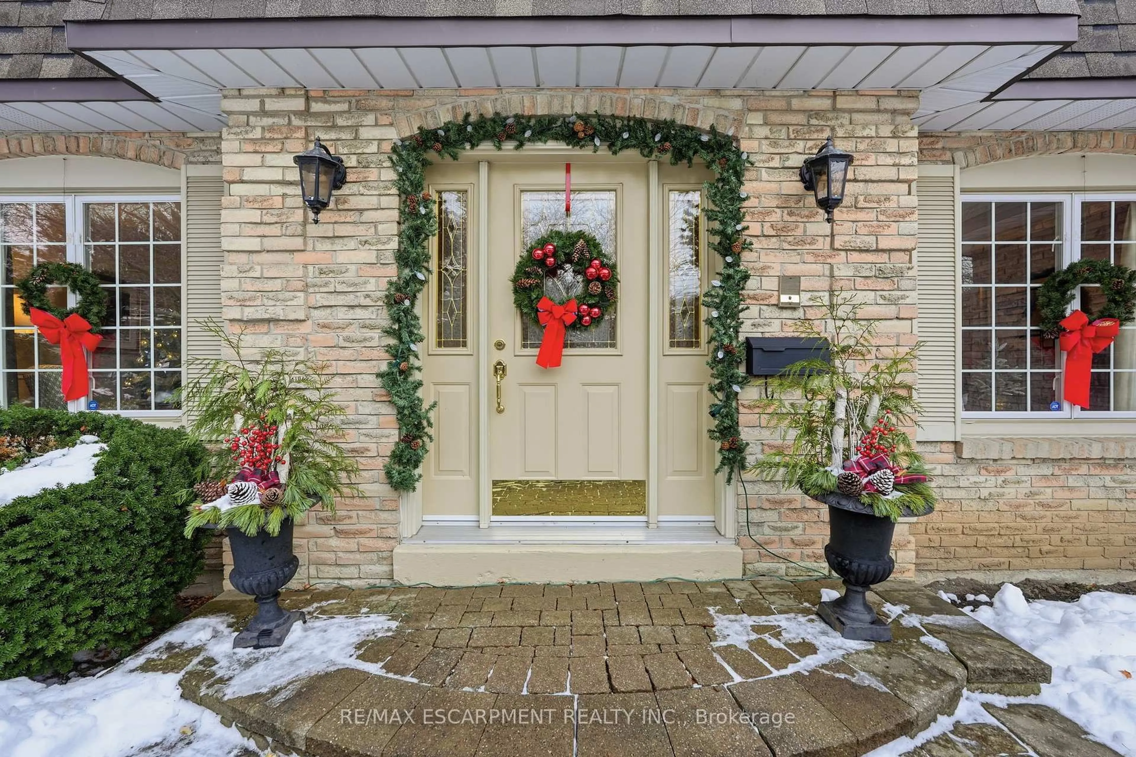 Indoor entryway for 92 Briarwood Rd, Markham Ontario L3R 2X3