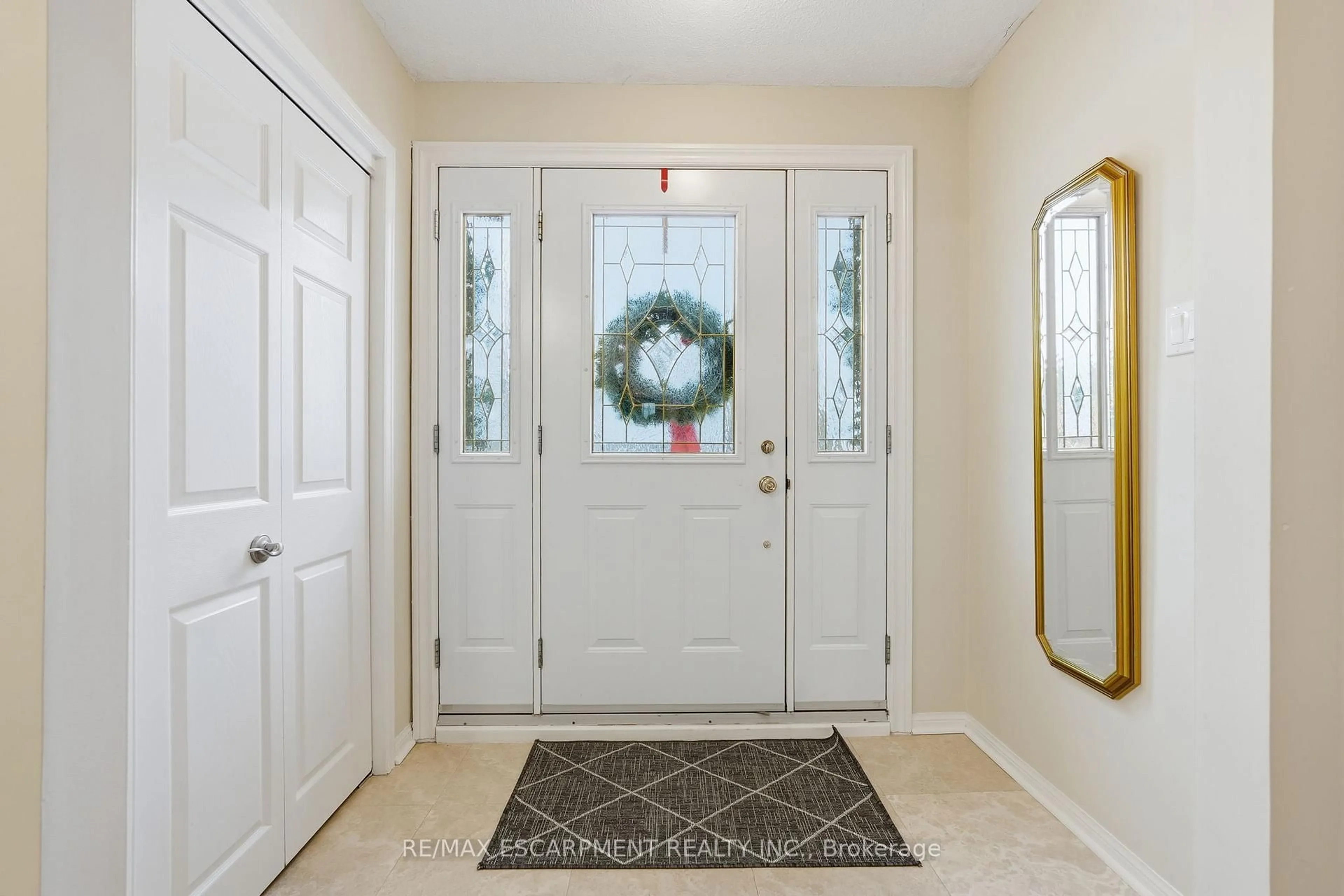 Indoor entryway for 92 Briarwood Rd, Markham Ontario L3R 2X3