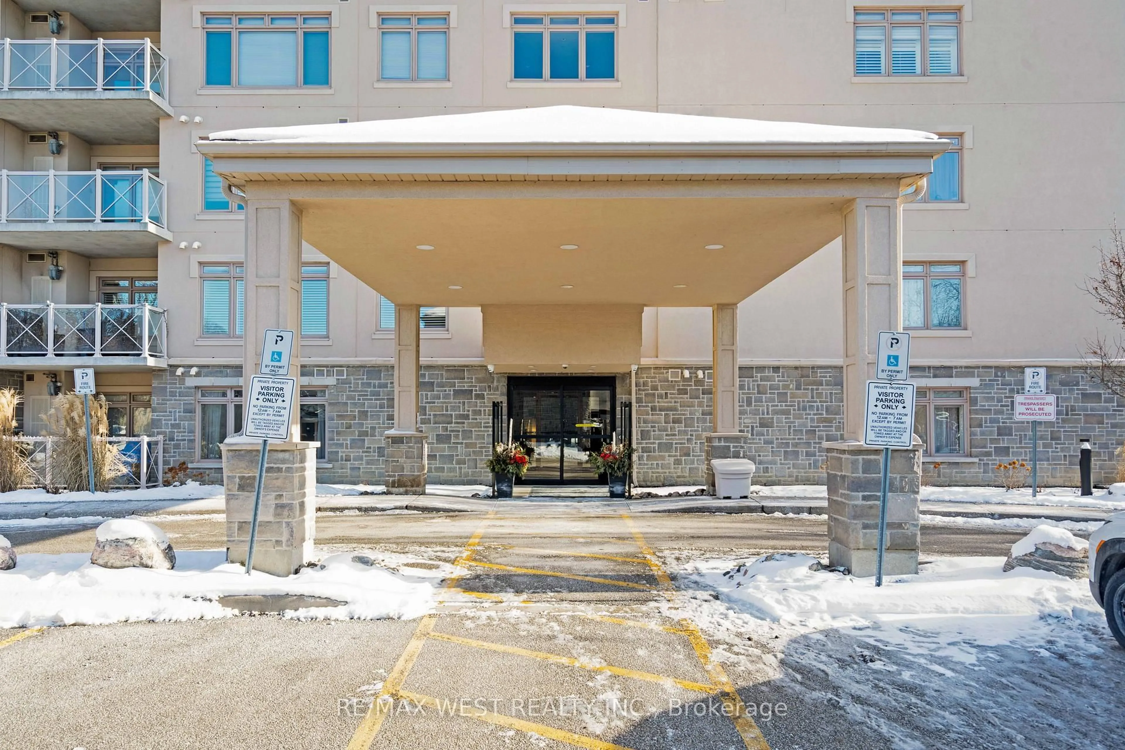 Indoor foyer for 149 Church St #114, King Ontario L0G 1T0