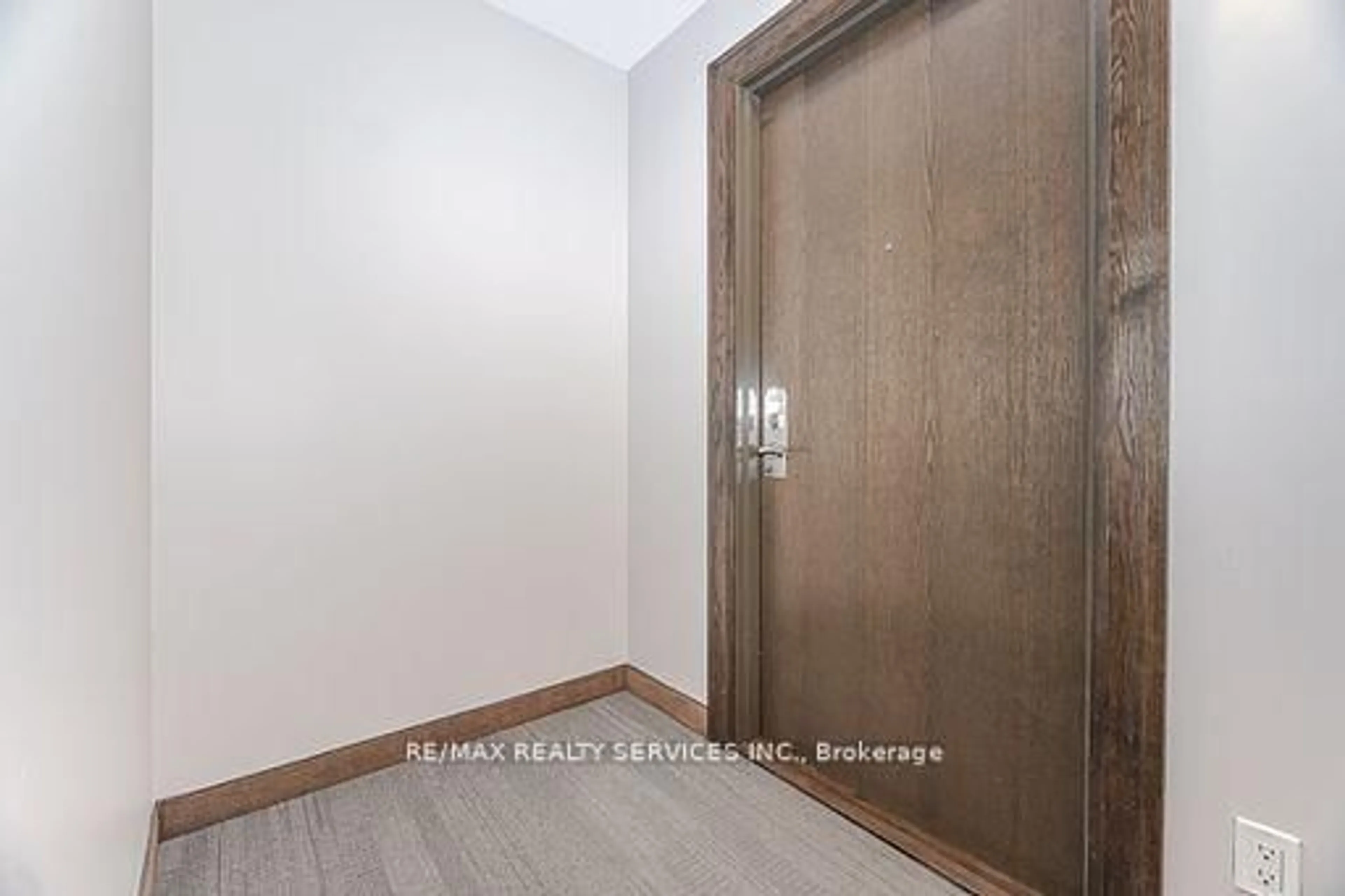 Indoor foyer for 2900 Highway 7 Rd #2902, Vaughan Ontario L4K 0G3