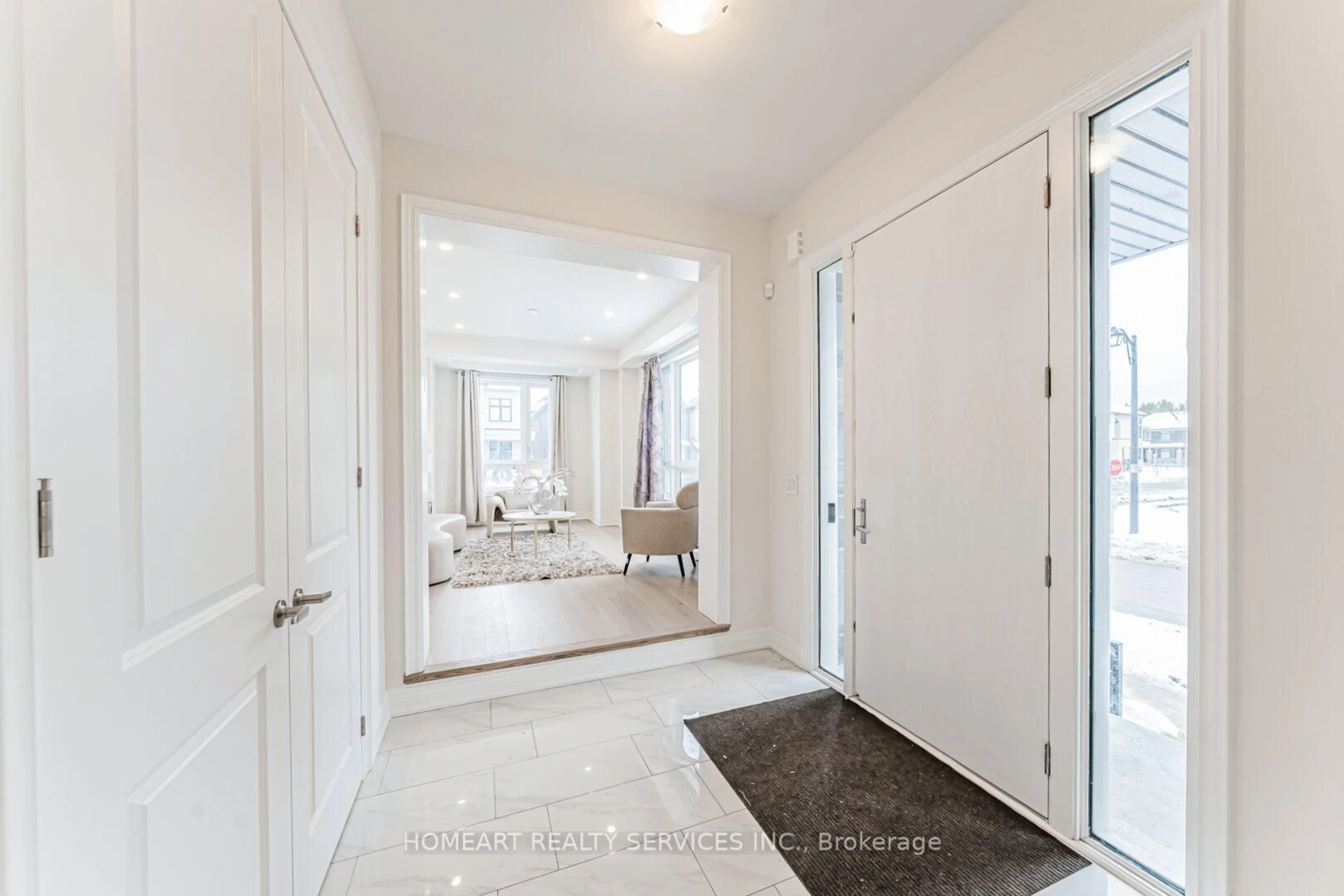 Indoor entryway for 64 Plank Rd, Bradford West Gwillimbury Ontario L3Z 4N3