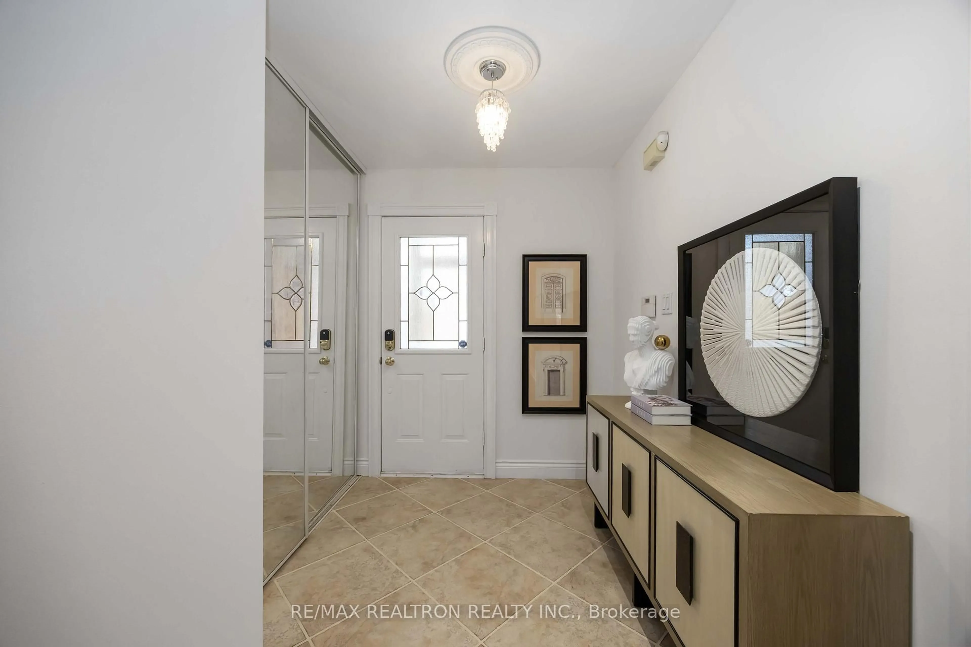 Indoor entryway for 10 Norhill Crt, Richmond Hill Ontario L4S 1E2