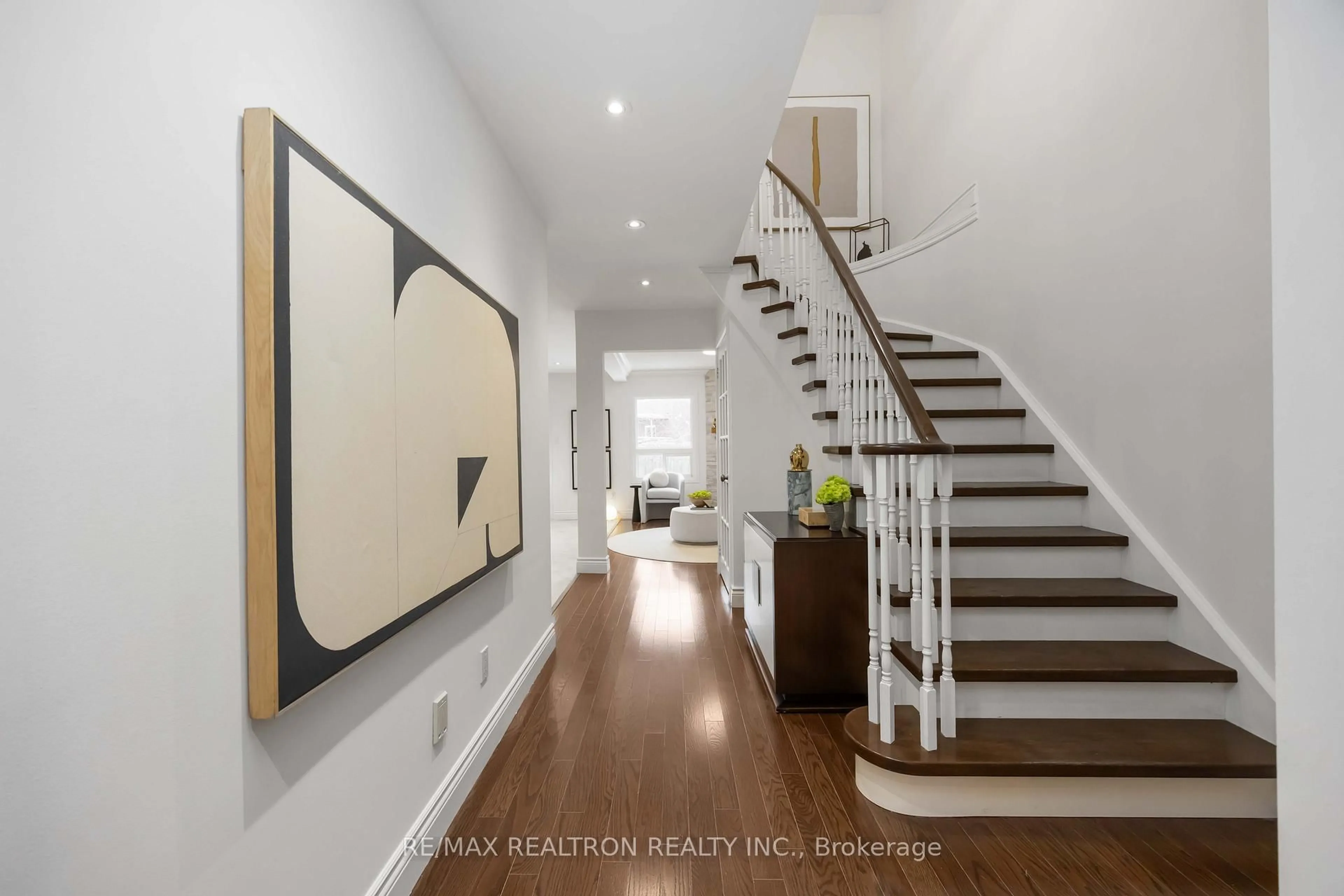 Indoor entryway for 10 Norhill Crt, Richmond Hill Ontario L4S 1E2