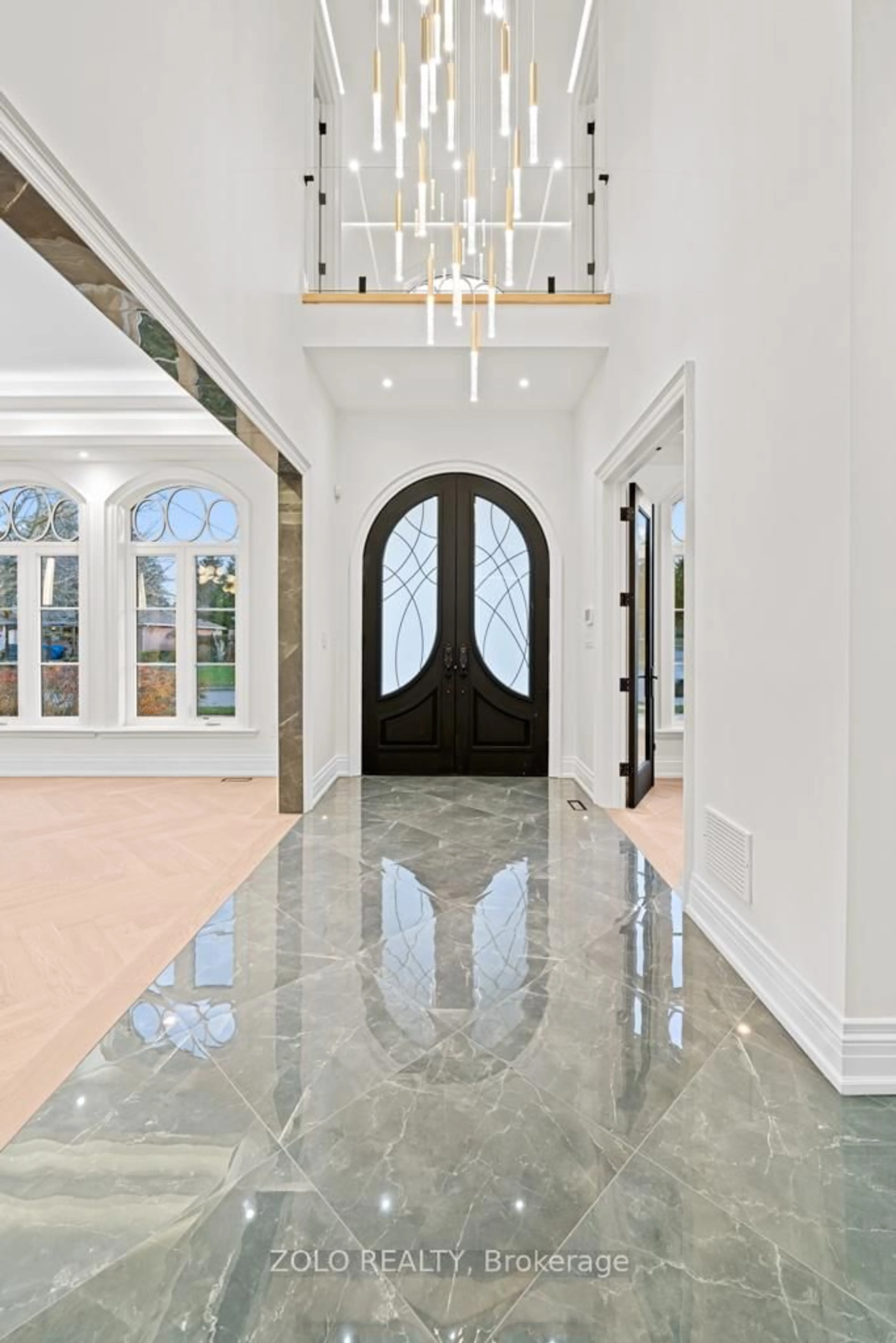 Indoor entryway for 52 Child Dr, Aurora Ontario L4G 1Y5