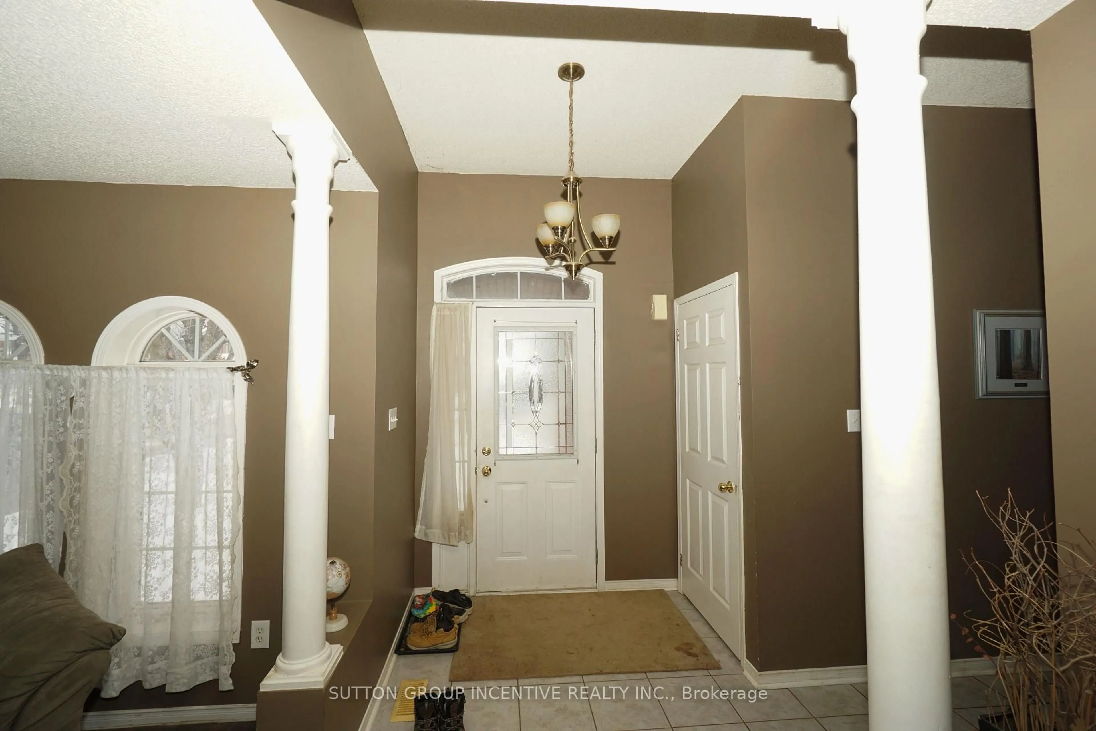 Indoor entryway for 1841 Mill St, Innisfil Ontario L9S 1Z9