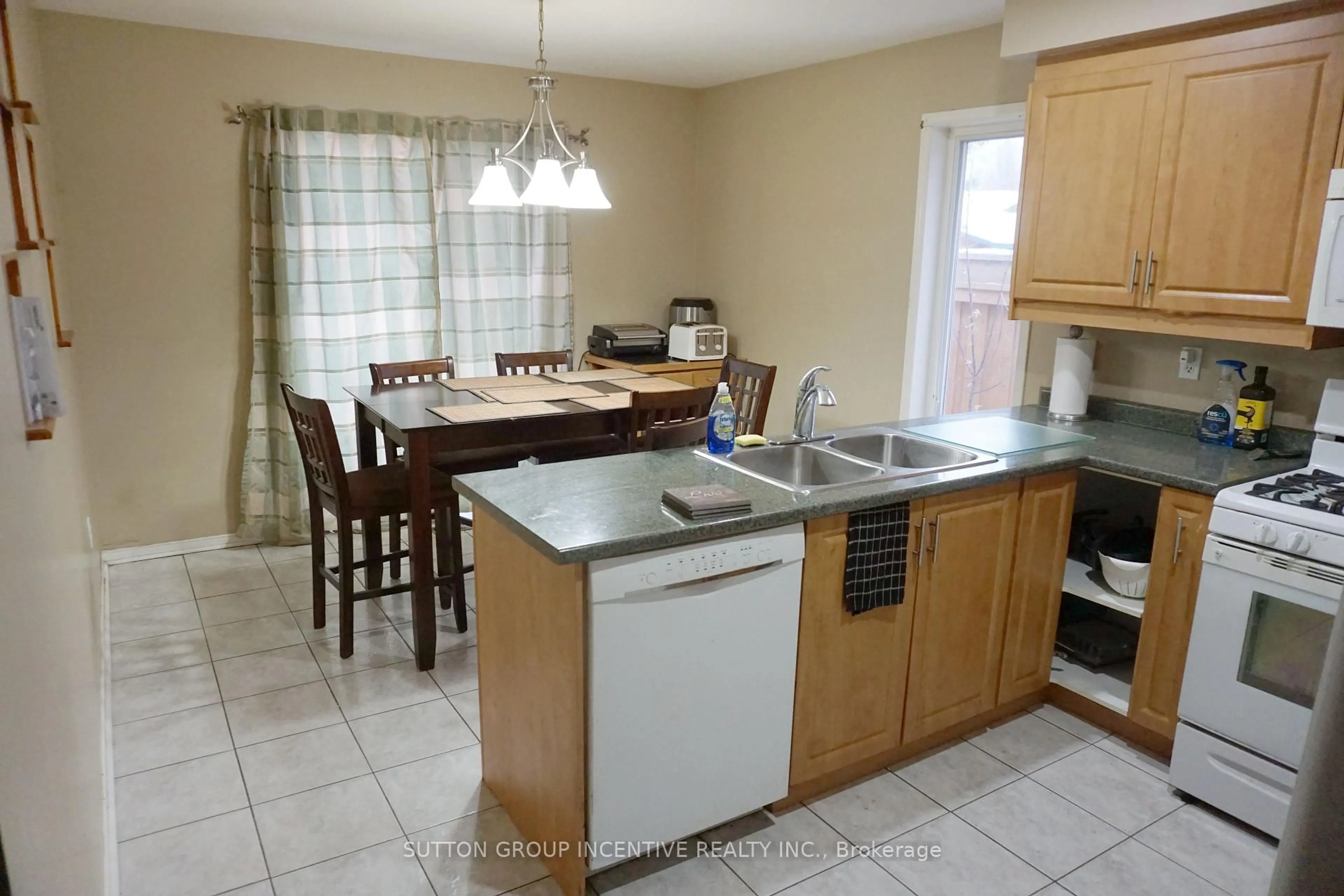 Standard kitchen, ceramic/tile floor for 1841 Mill St, Innisfil Ontario L9S 1Z9