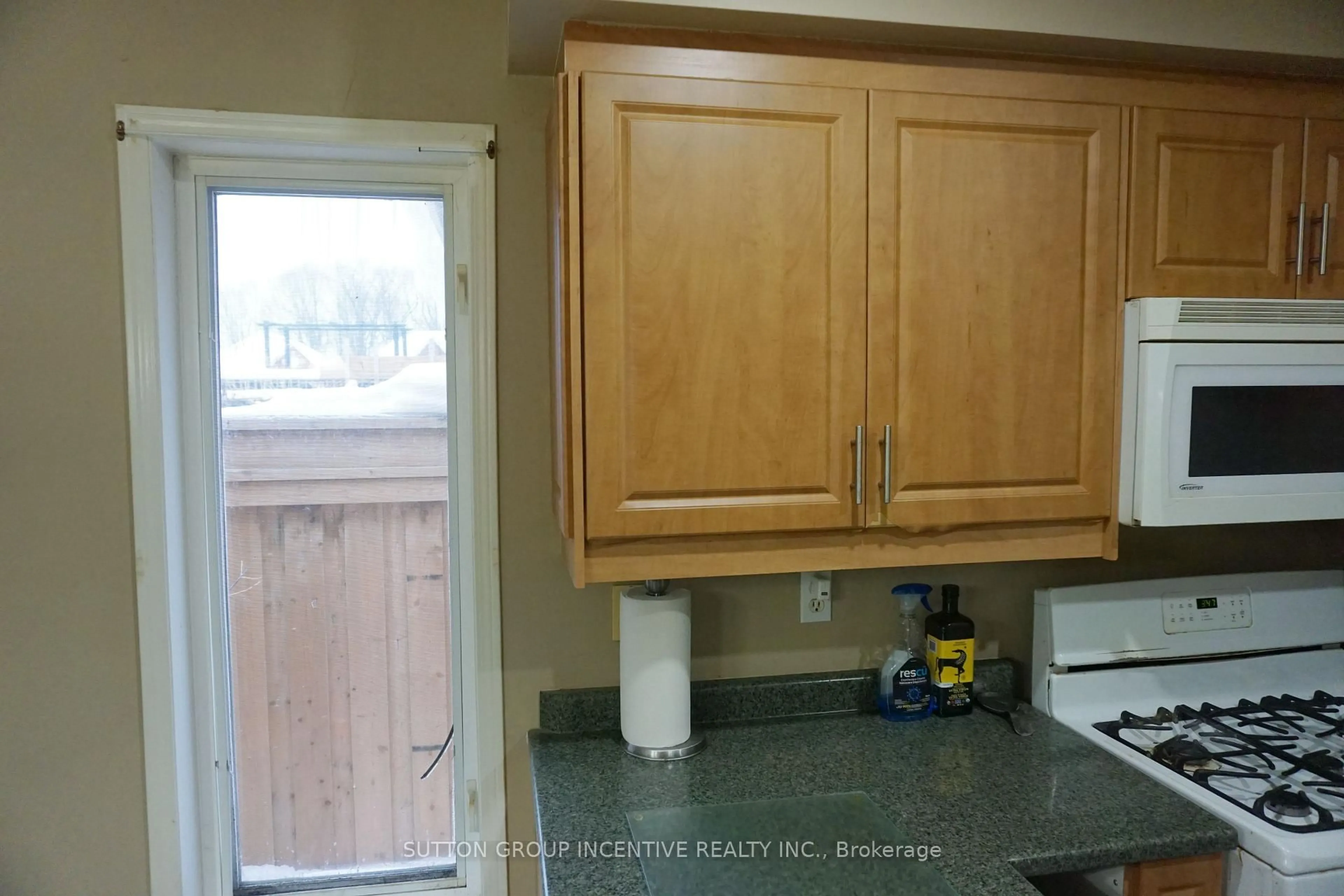 Standard kitchen, unknown for 1841 Mill St, Innisfil Ontario L9S 1Z9