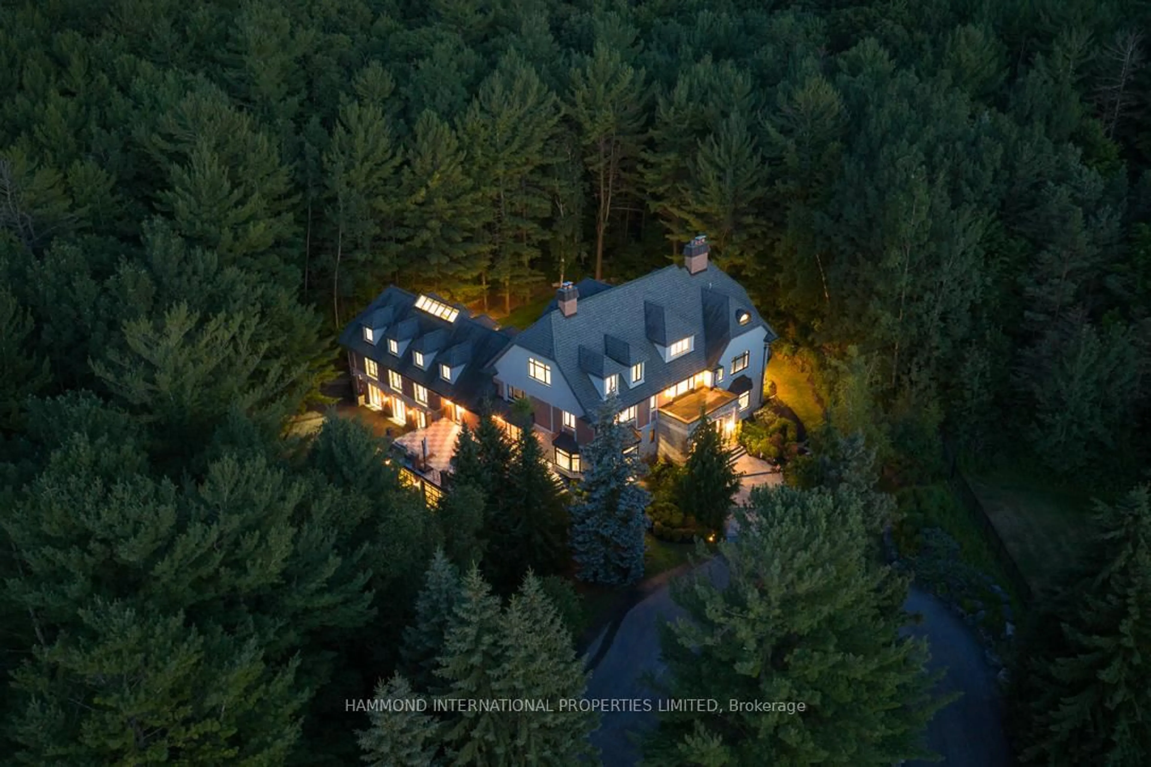 A pic from outside/outdoor area/front of a property/back of a property/a pic from drone, forest/trees view for 35 Kingswood Dr, King Ontario L7B 1K8