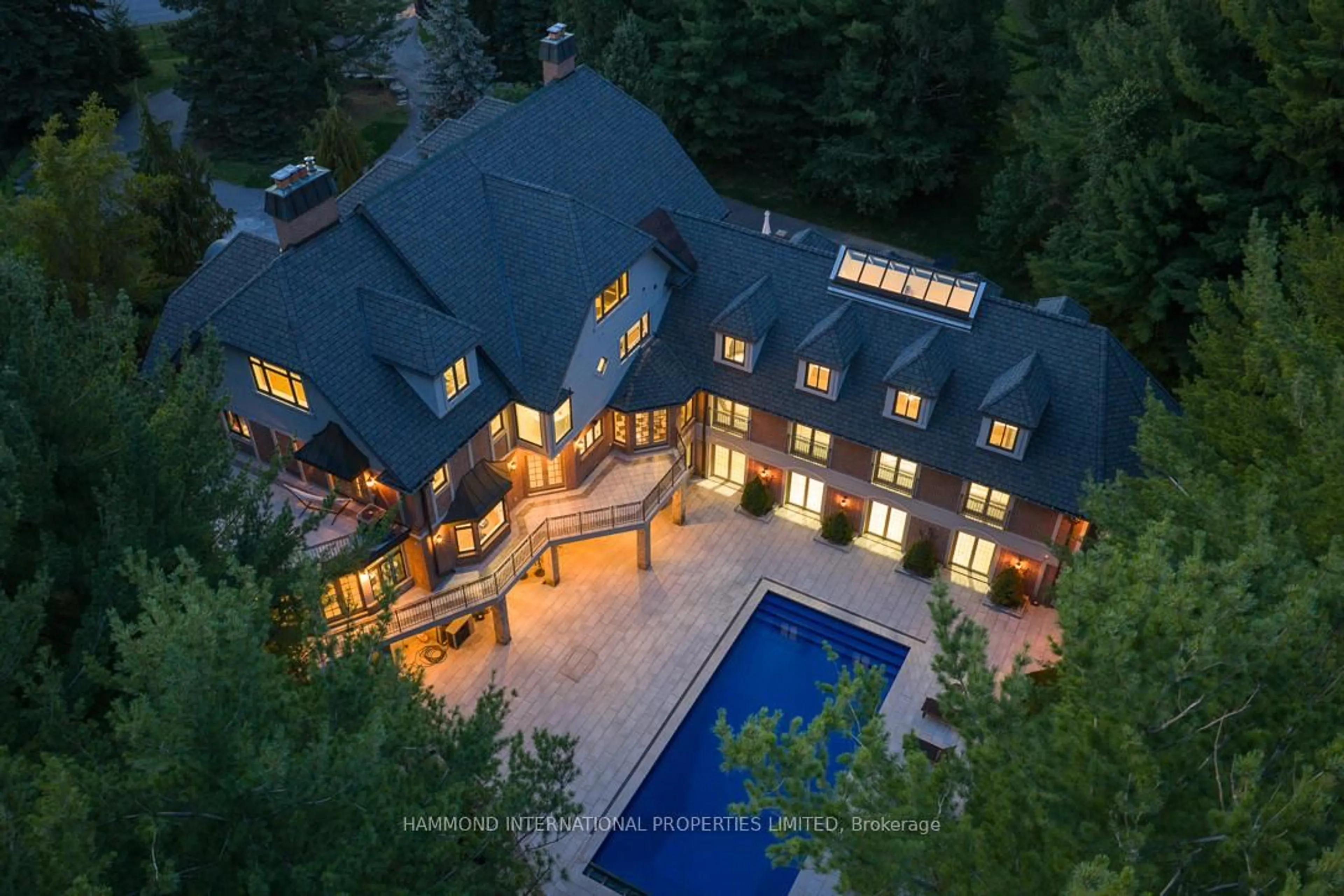 A pic from outside/outdoor area/front of a property/back of a property/a pic from drone, mountain view for 35 Kingswood Dr, King Ontario L7B 1K8