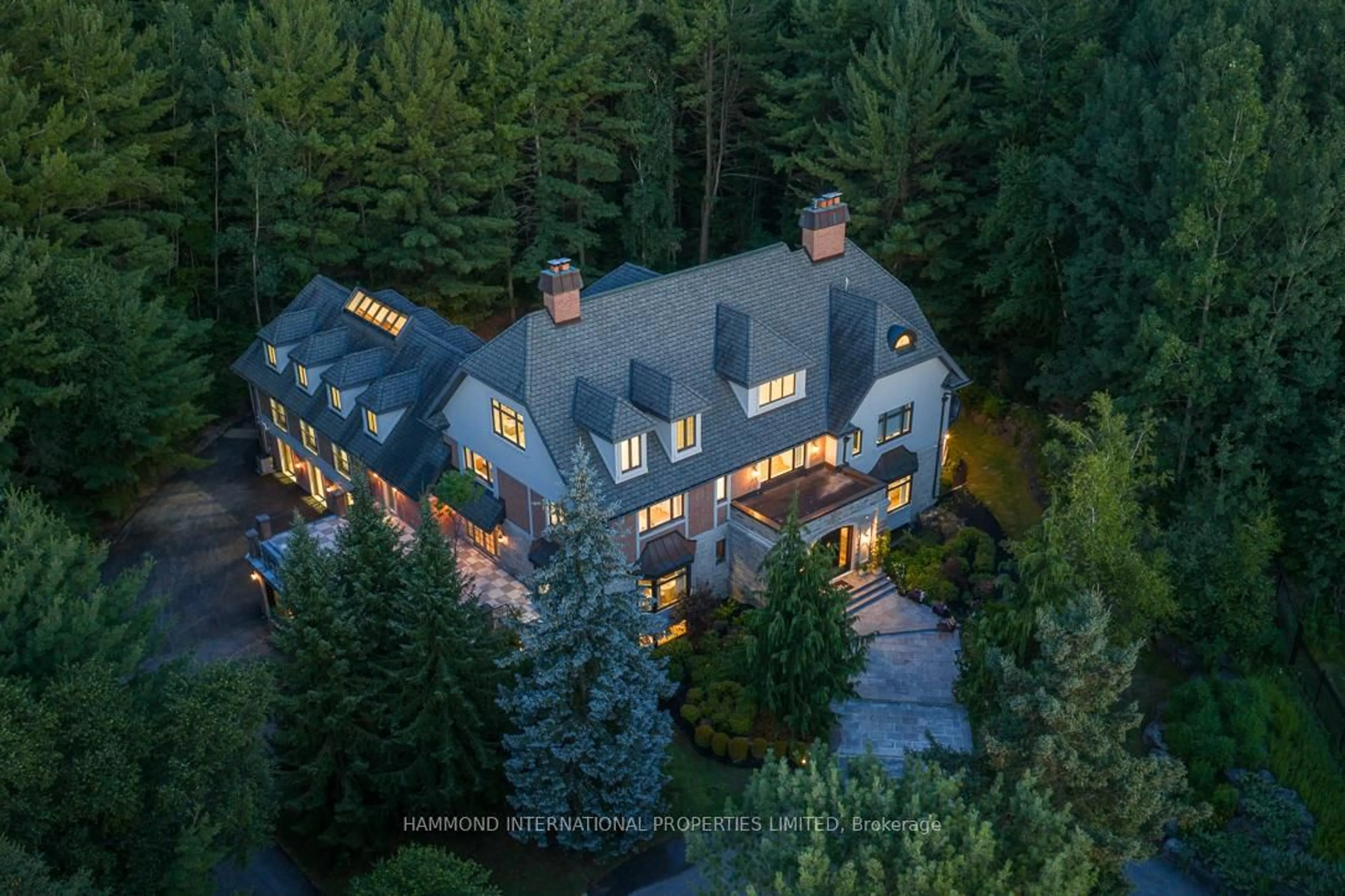 A pic from outside/outdoor area/front of a property/back of a property/a pic from drone, forest/trees view for 35 Kingswood Dr, King Ontario L7B 1K8