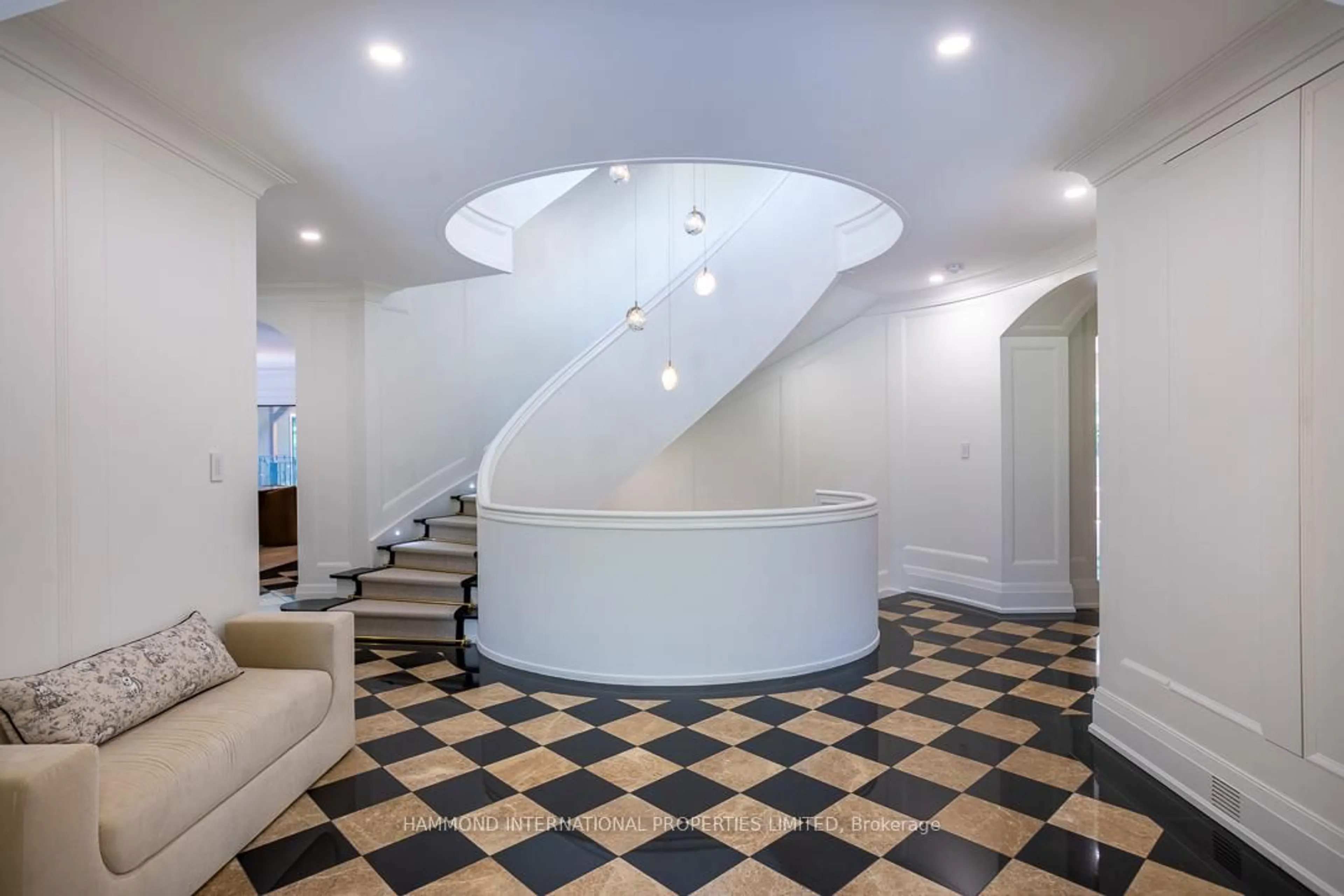 Indoor foyer for 35 Kingswood Dr, King Ontario L7B 1K8