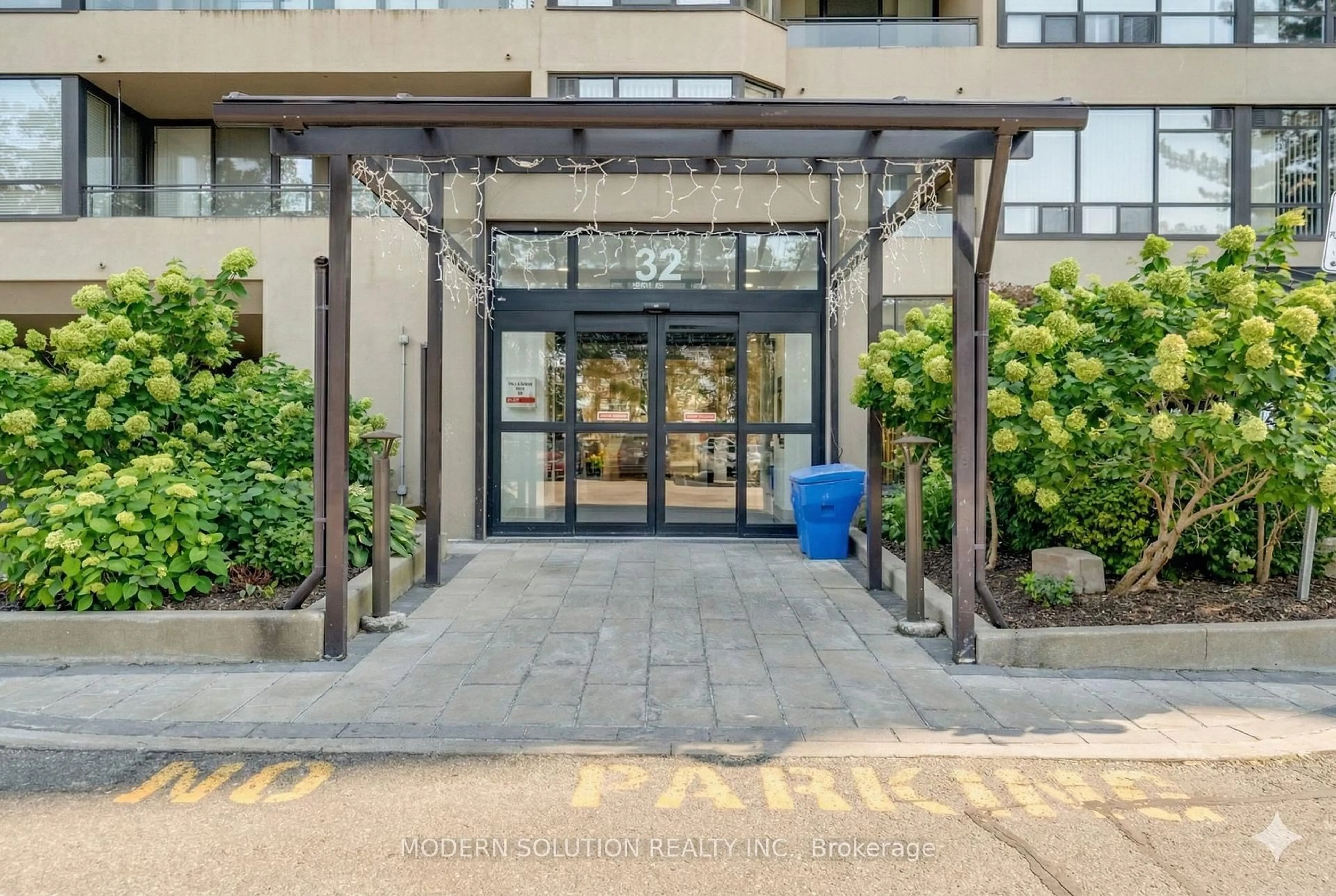 Indoor foyer for 32 Clarissa Dr #426, Richmond Hill Ontario L4C 9R7