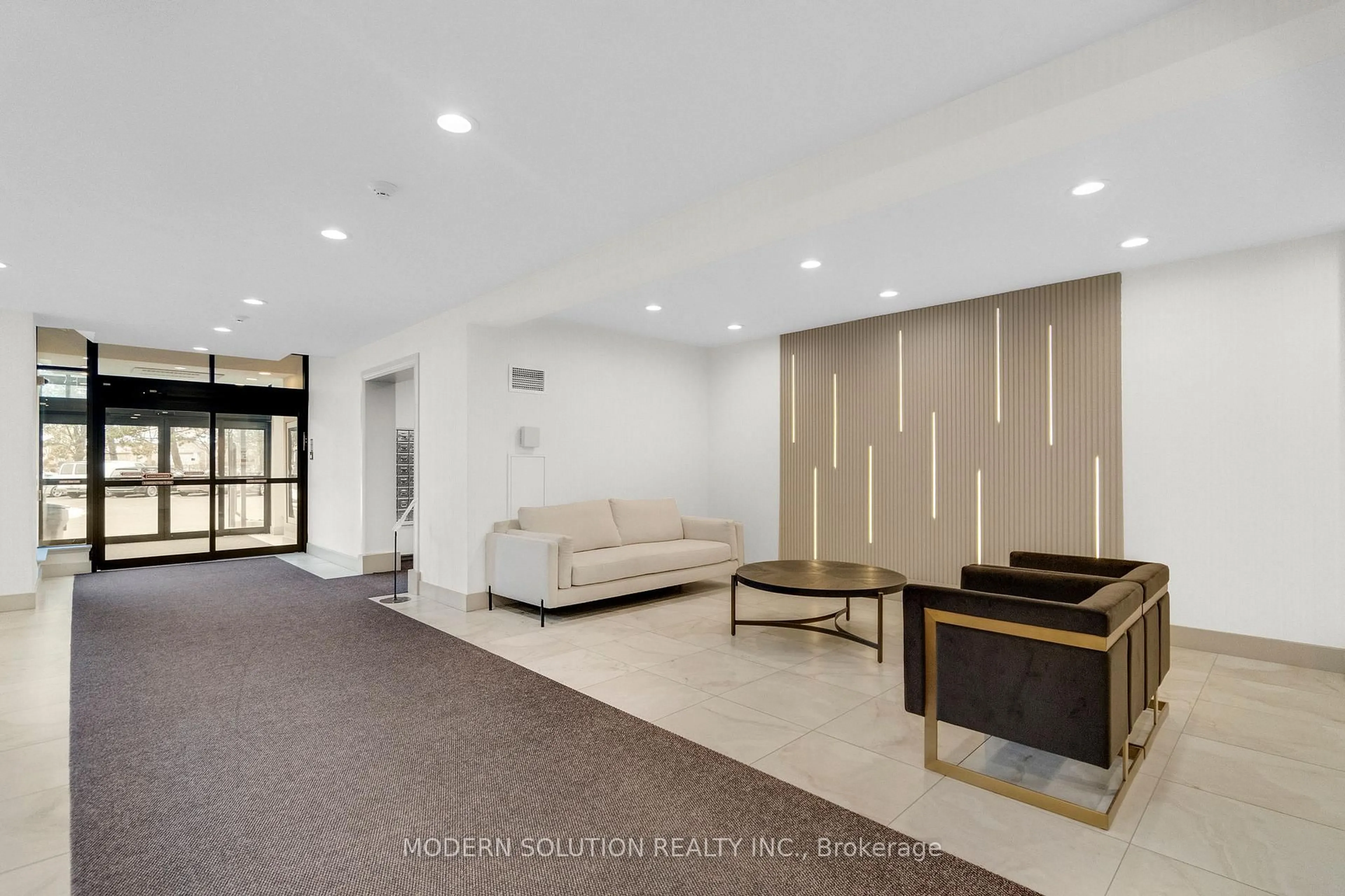 Indoor foyer for 32 Clarissa Dr #426, Richmond Hill Ontario L4C 9R7