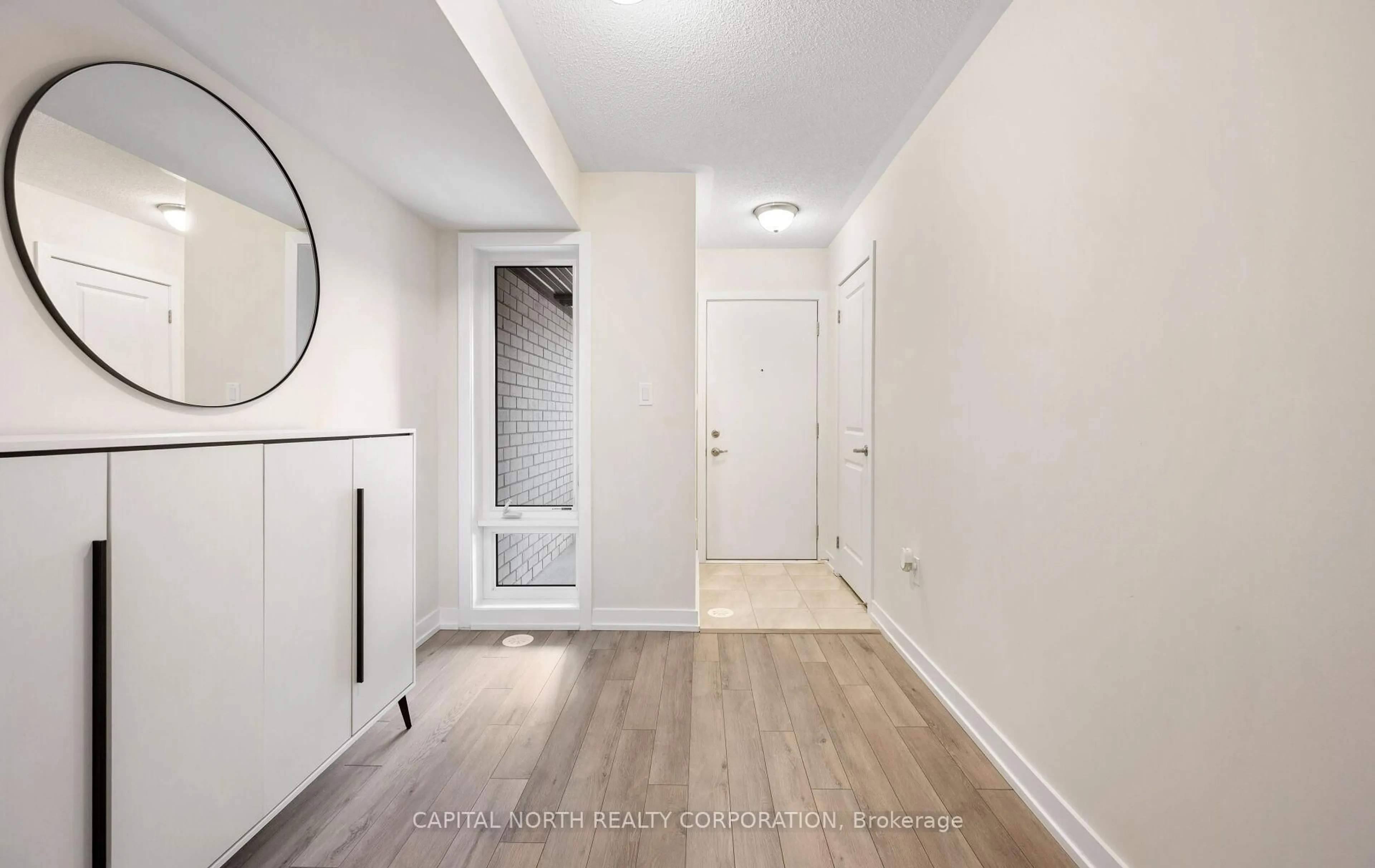Indoor entryway for 33 Kintall Way, Vaughan Ontario L4L 1V8