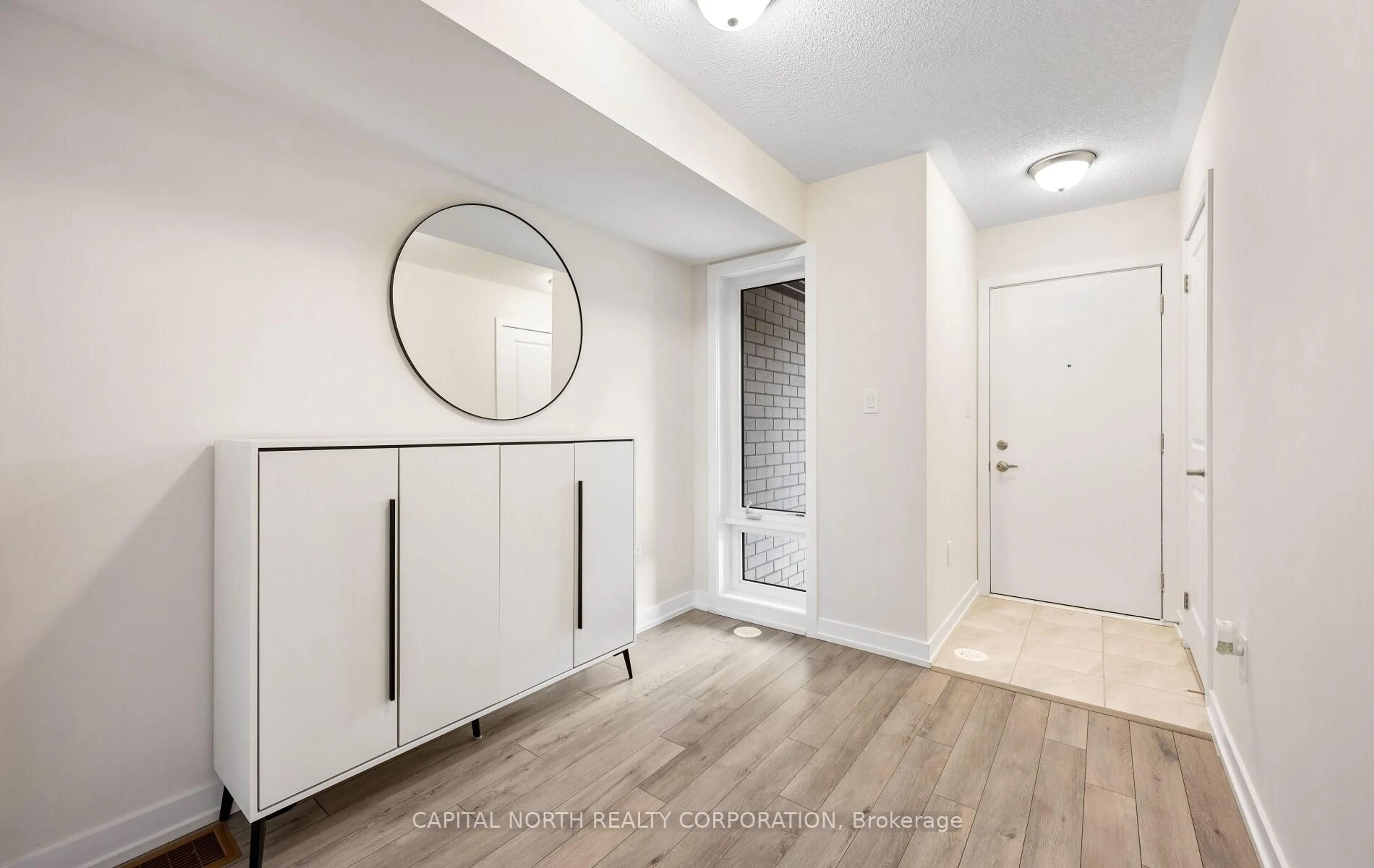Indoor entryway for 33 Kintall Way, Vaughan Ontario L4L 1V8