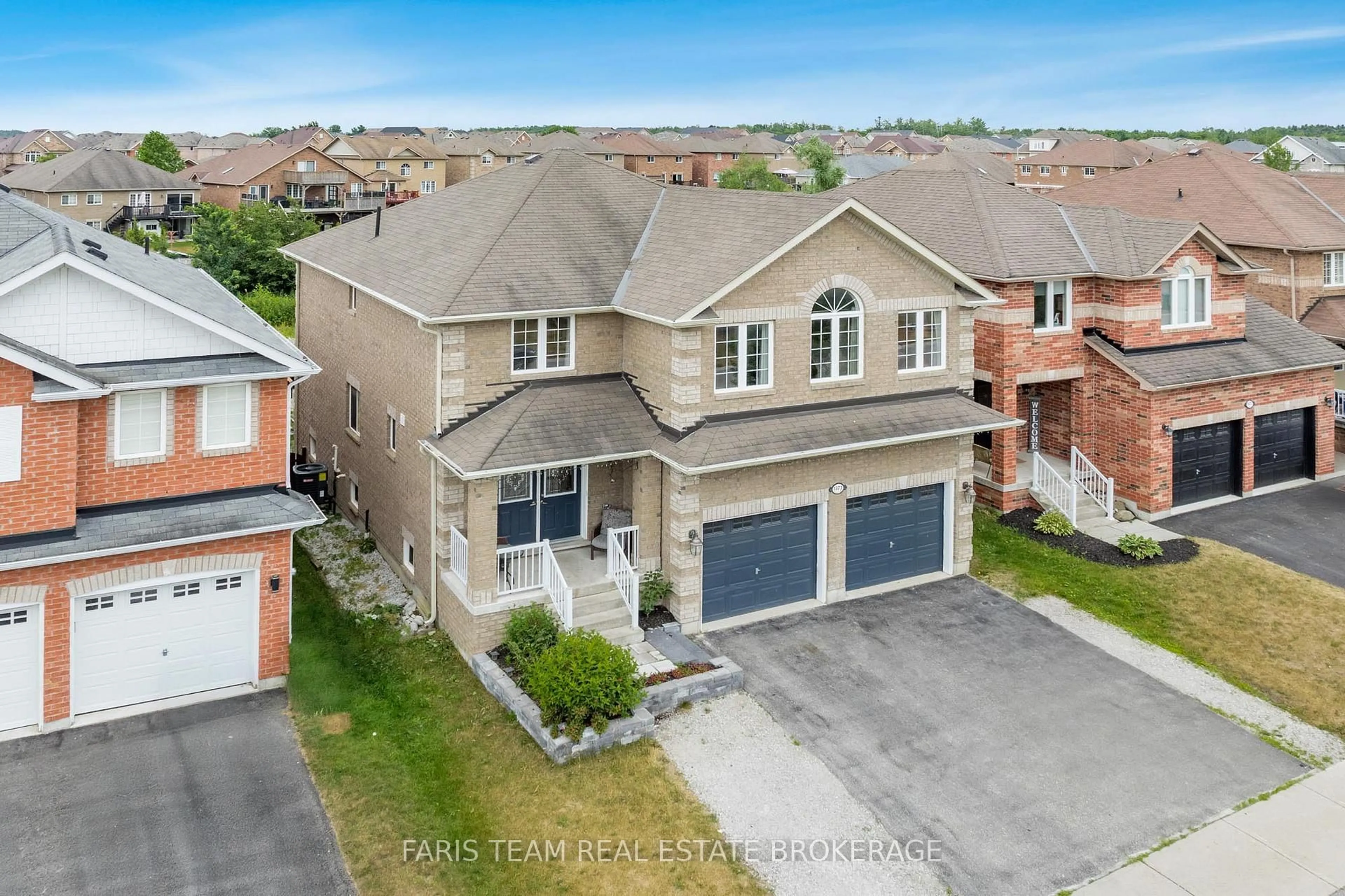 A pic from outside/outdoor area/front of a property/back of a property/a pic from drone, street for 1373 Hunter St, Innisfil Ontario L9S 0H5