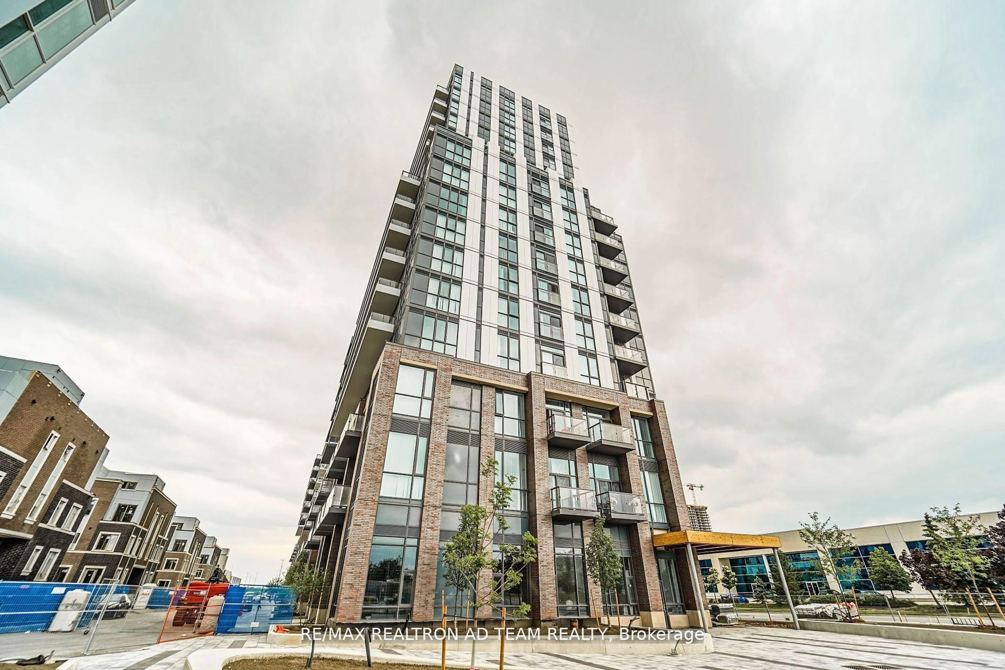 Indoor foyer for 38 Honeycrisp Cres #1017, Vaughan Ontario L4K 0M8