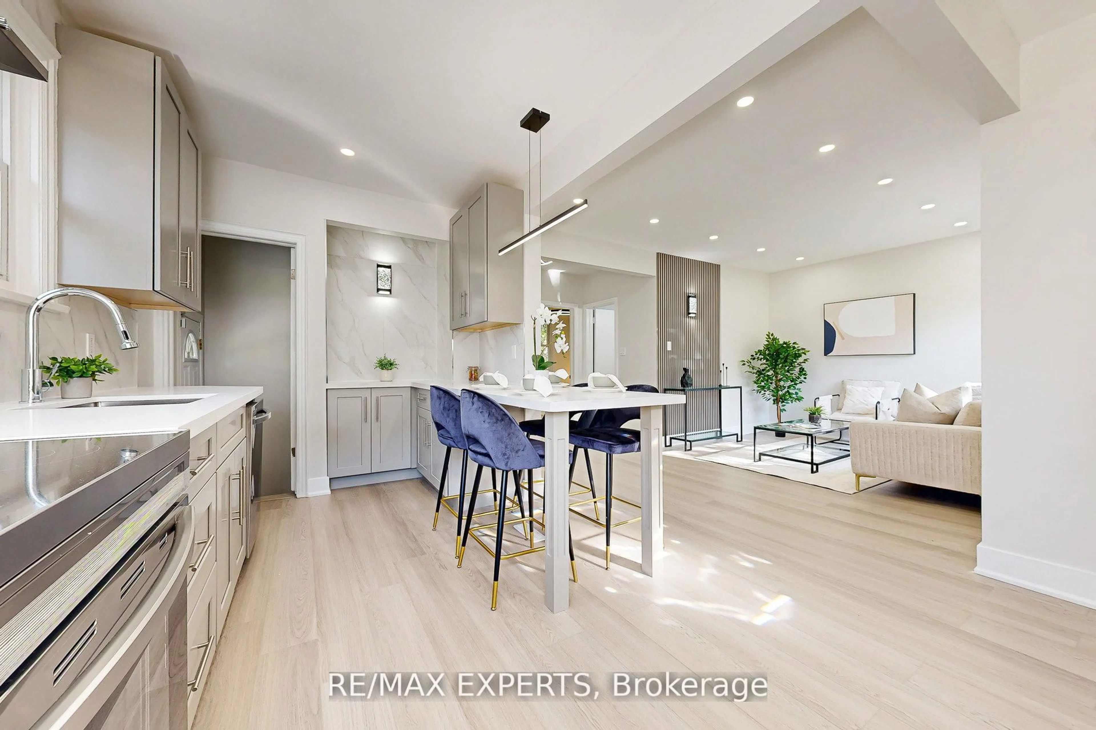 Contemporary kitchen, unknown for 261 Helmer Ave, Newmarket Ontario L3Y 4L8