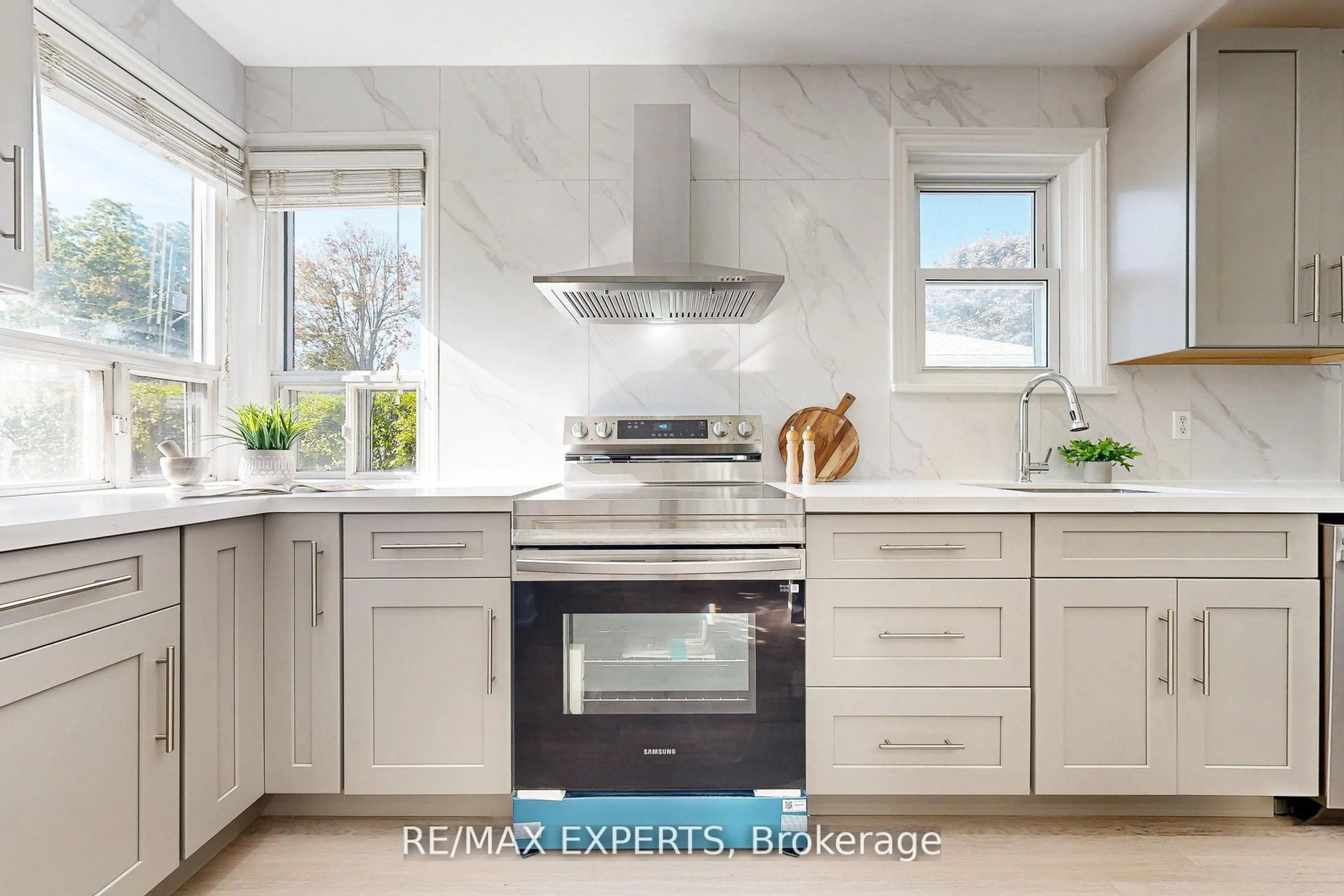 Contemporary kitchen, ceramic/tile floor for 261 Helmer Ave, Newmarket Ontario L3Y 4L8