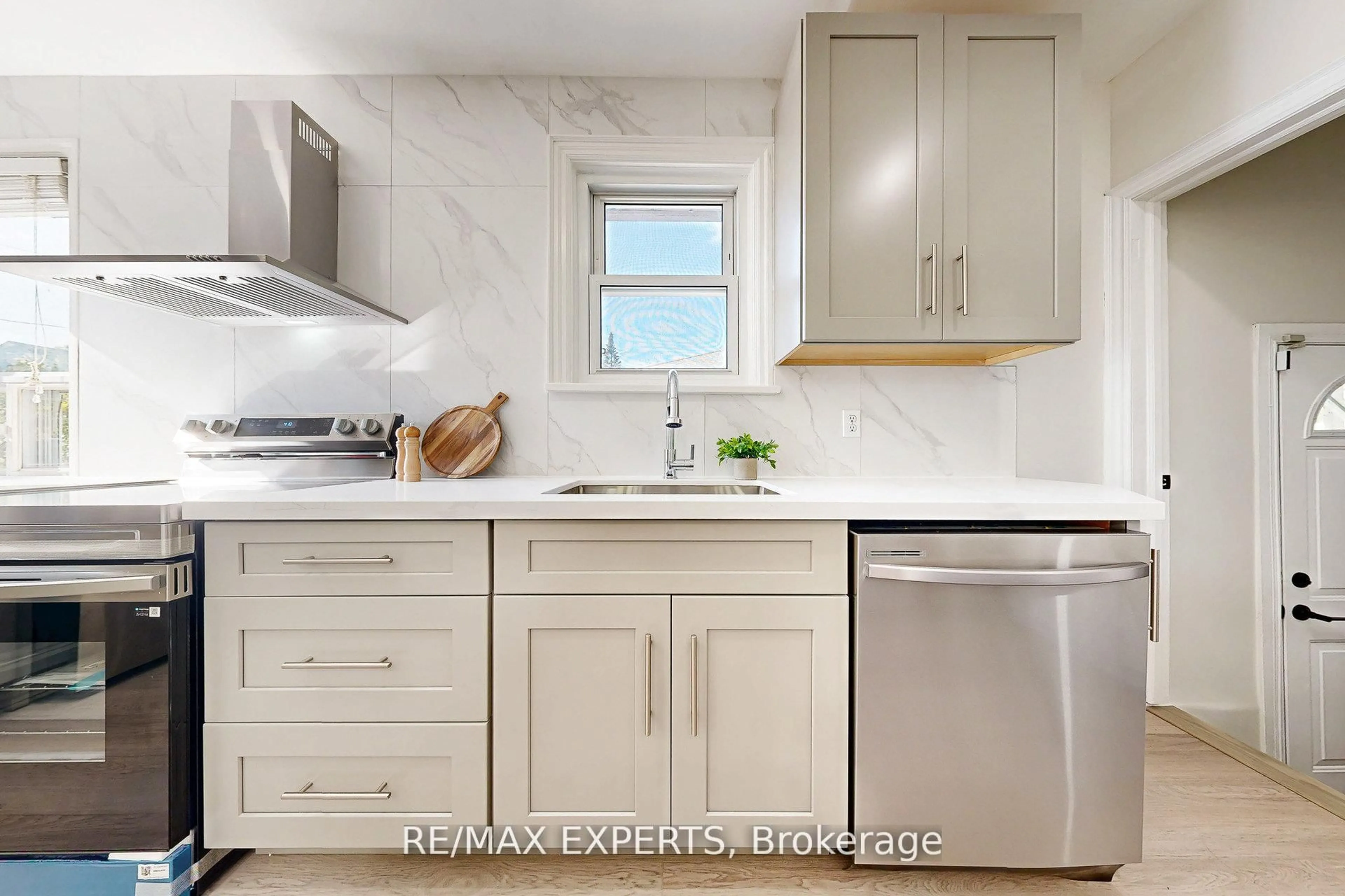 Unknown for 261 Helmer Ave, Newmarket Ontario L3Y 4L8